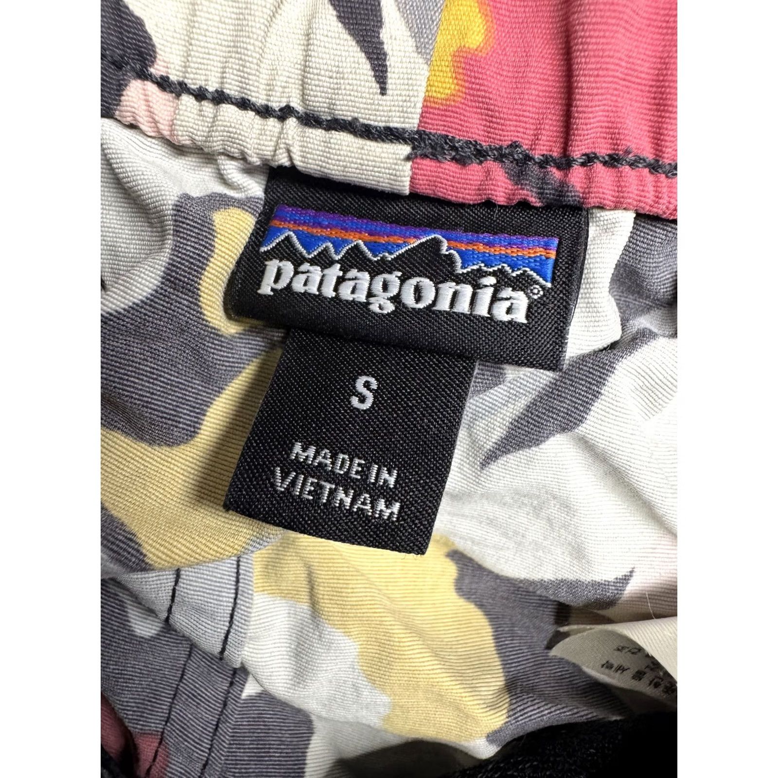 Patagonia VINTAGE Patagonia Women's Barely Baggies Shorts 2 1/2" Florall Size S Size 28" / US 6 / IT 42 - 3 Thumbnail
