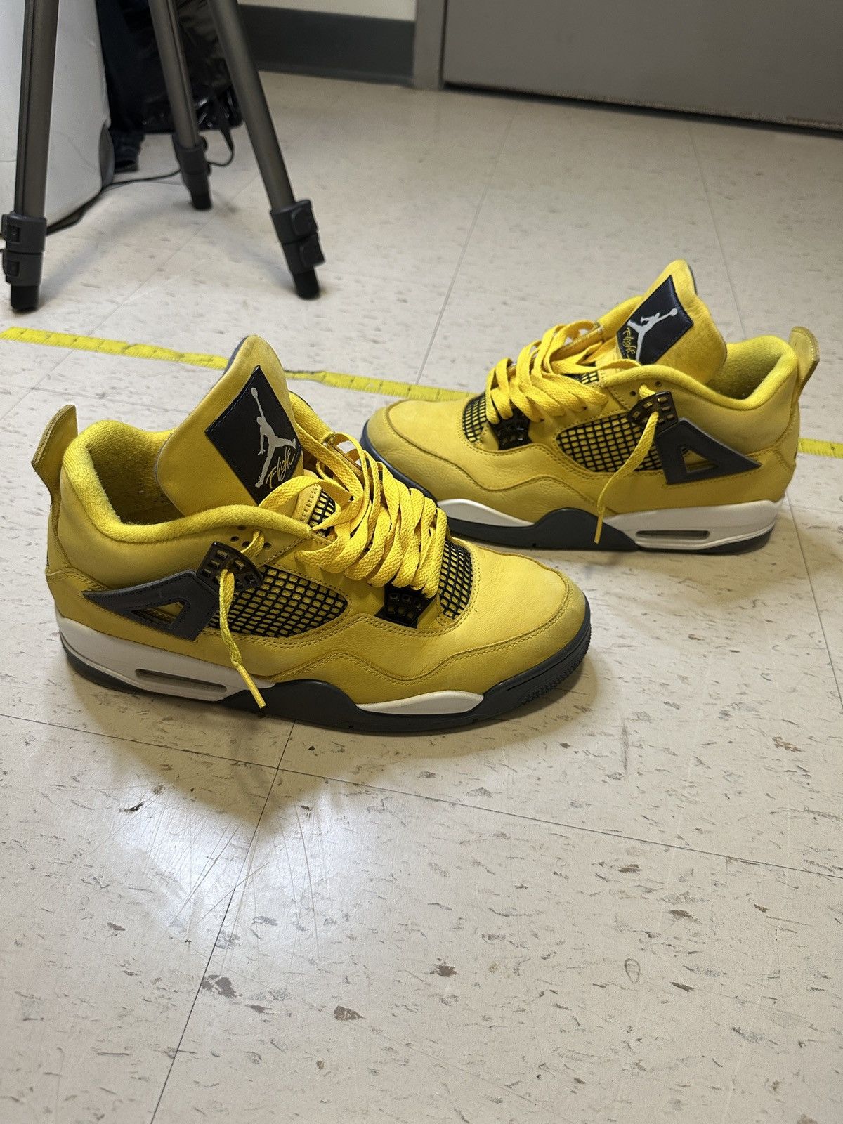 Jordan Brand × Nike Air Jordan 4 Lightning Size US 10.5 / EU 43-44 - 6 Thumbnail