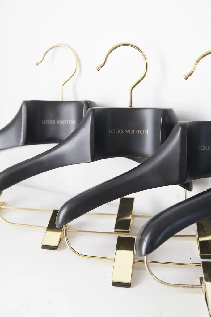 Louis Vuitton Lot of 4 wood Louis Vuitton hangers Size ONE SIZE - 4 Thumbnail