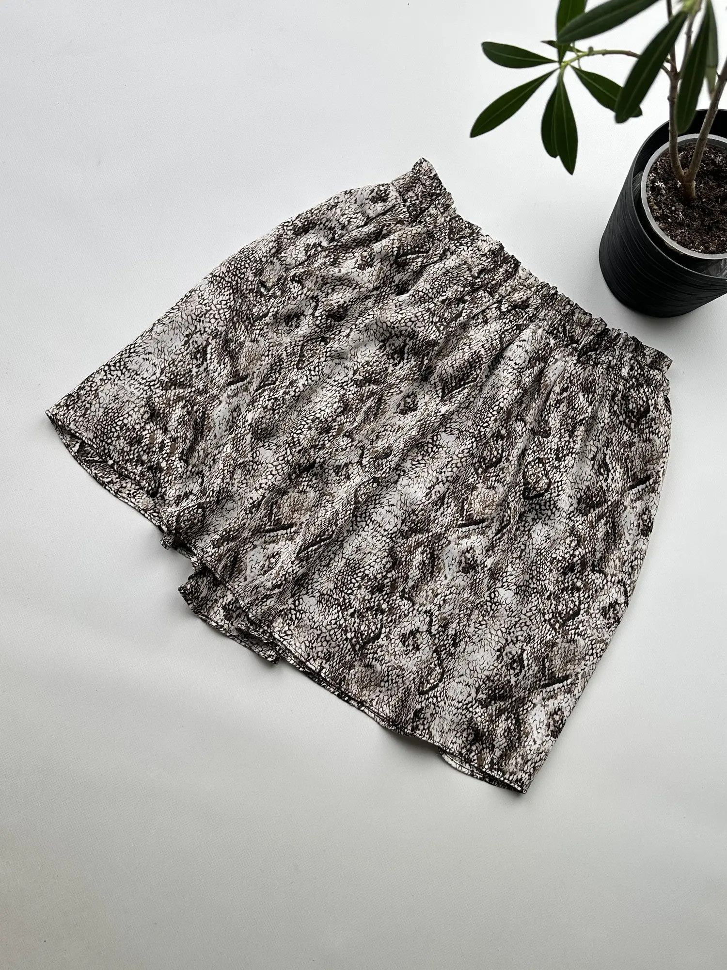 Alexander McQueen Alexander McQueen Vintage Printed Mini Skirt (224) Size 28" / US 6 / IT 42 - 6 Thumbnail