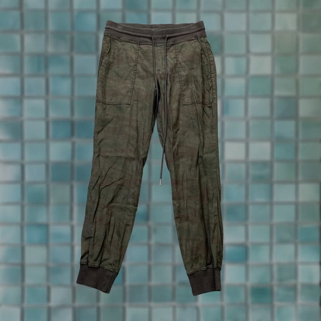 Vintage VINTAGE Level 99 Pants Womens XS Green Camo Linen Jogger Tapered Leg Drawstring Size 26" / US 2 / IT 38 - 1 Thumbnail