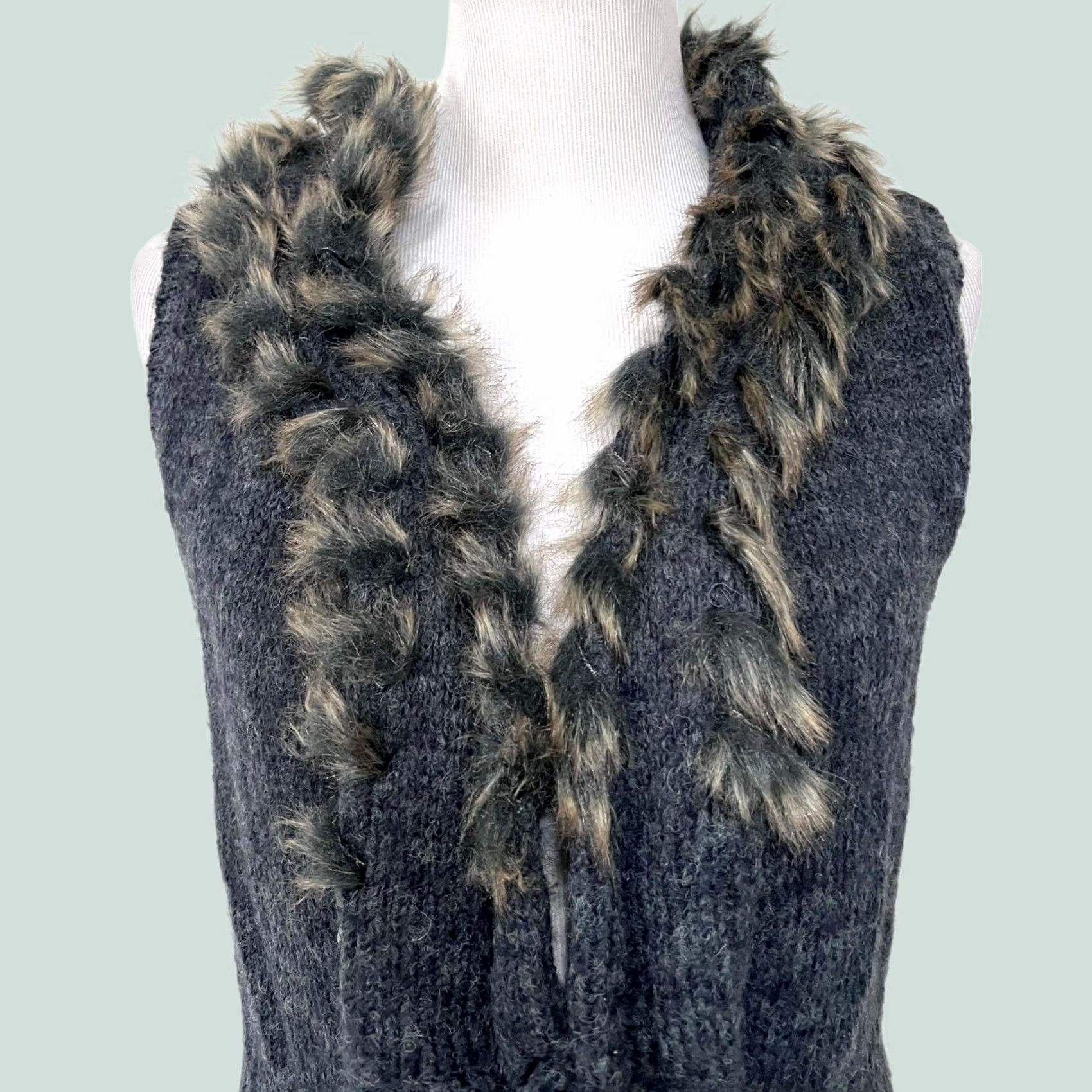 Vintage Sioni Women’s Sweater Vest Wool Blend Ruffle Faux Fur Trim Gray Size Small Vest Women Wool Blend Fur Trim Casual Party/Cocktail Sl Centered on Gray Size S / US 4 / IT 40 - 1 Thumbnail