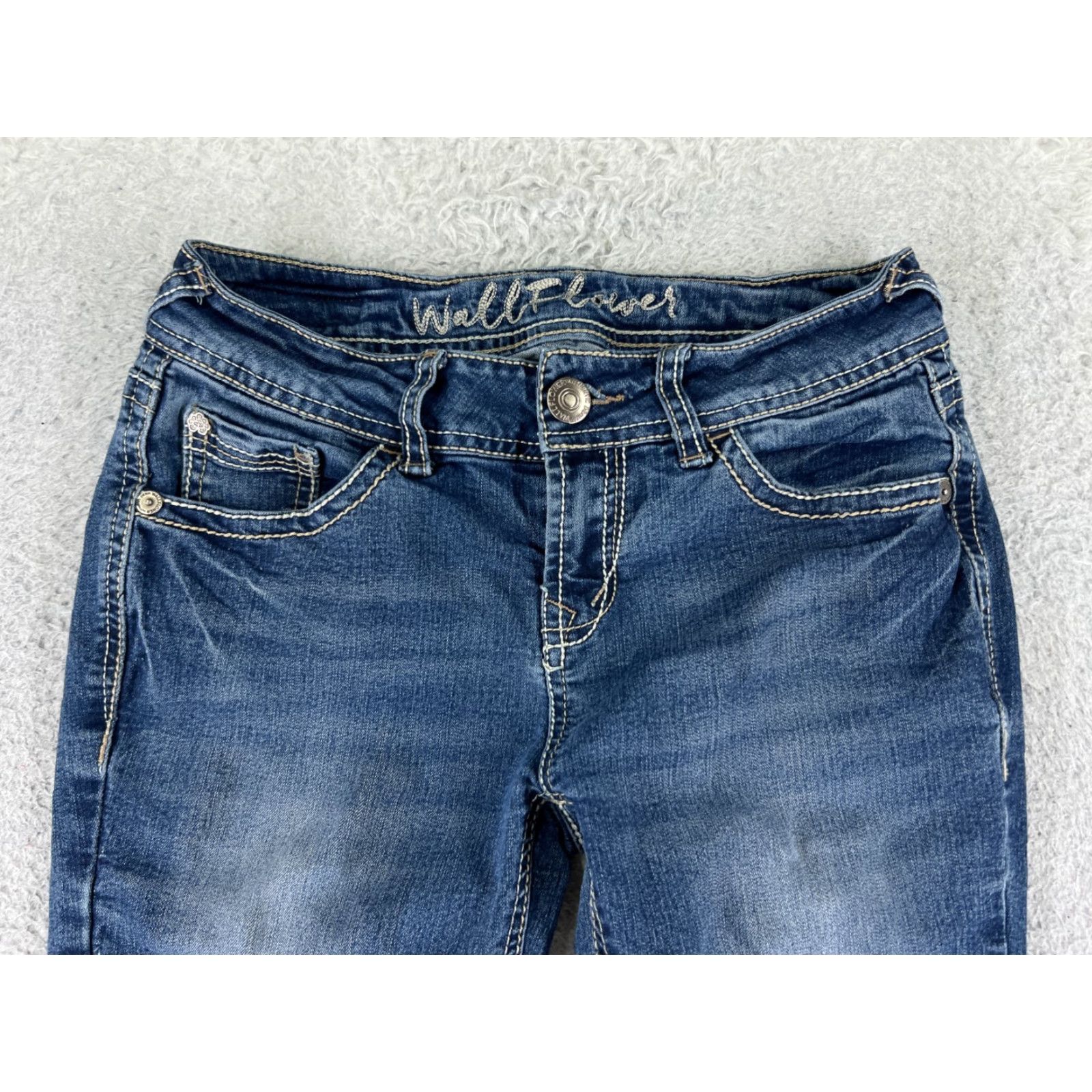 Vintage VINTAGE Wallflower Jeans Women Flared Pants Cotton Rayon Blue Embroidered Rhinestone 22x29 Size 25" / US 0 / IT 36 - 4 Thumbnail