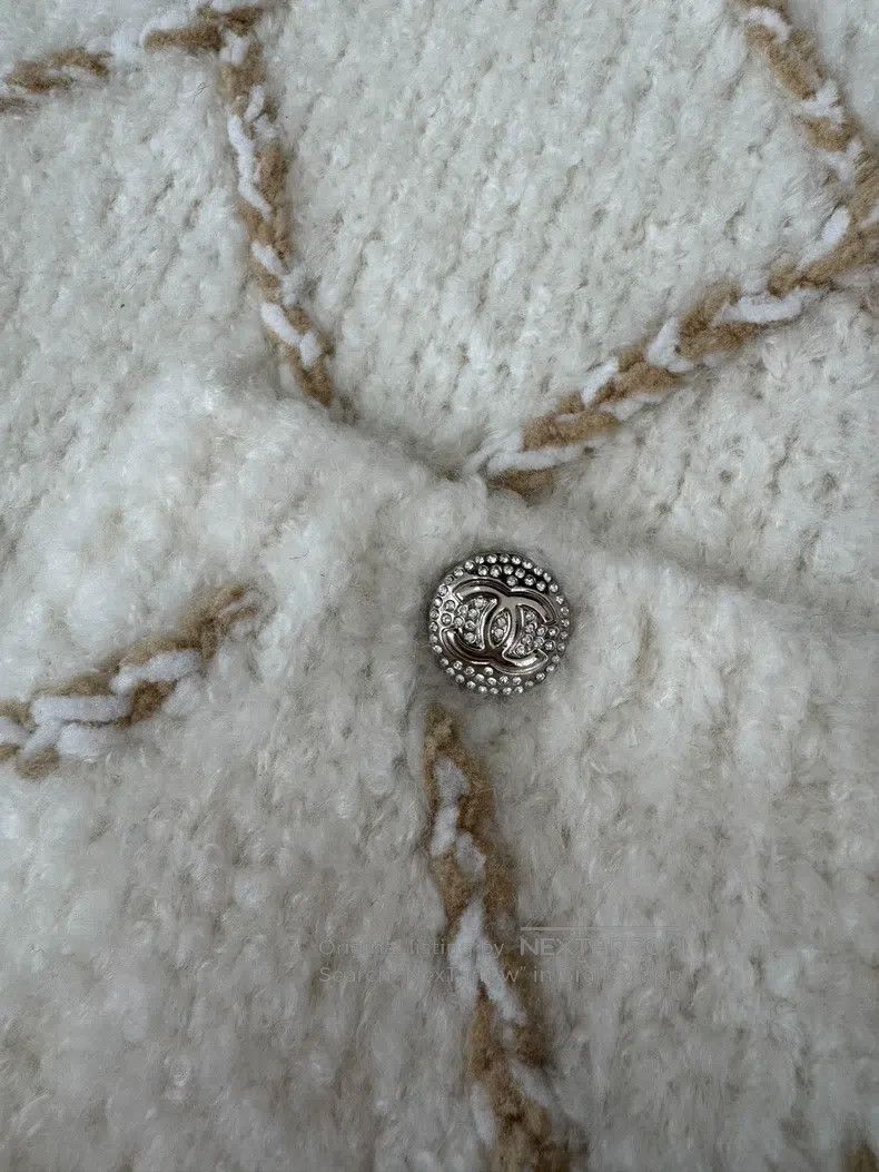 Chanel Chanel Ski series milky white teddy hooded sweater coat Size XS / US 0-2 / IT 36-38 - 6 Thumbnail