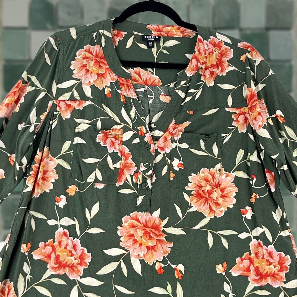Torrid Torrid Harper Challis Shirt Women Medium Green Floral 3/4 Sleeve Pullover V-Neck Size M / US 6-8 / IT 42-44 - 1 Thumbnail