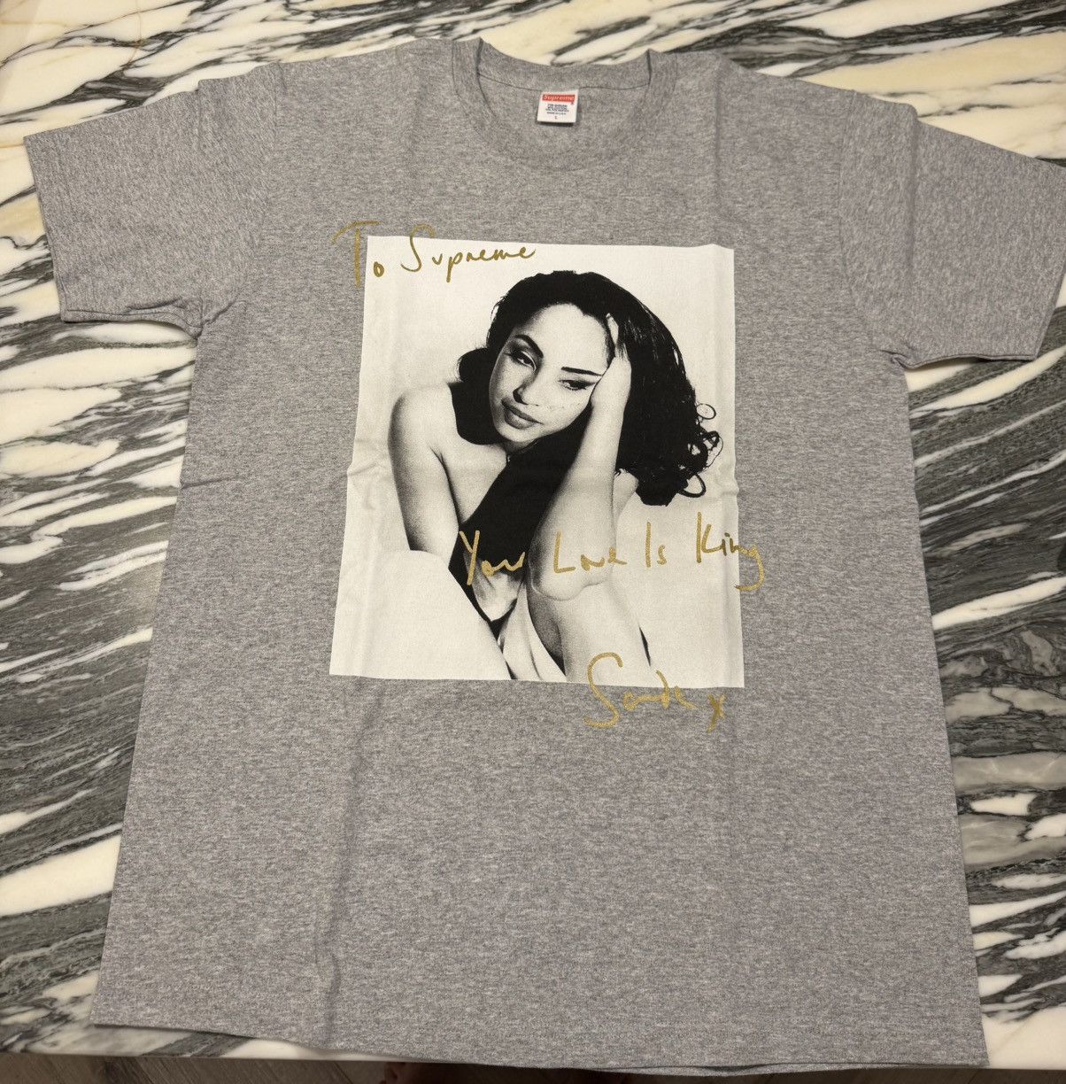 Supreme SS17 Sade Tee 黒 (Supremeステッカー付き) Supreme SS17 Sade Tee 黒 (Supremeステッカー付き) (Supreme/T