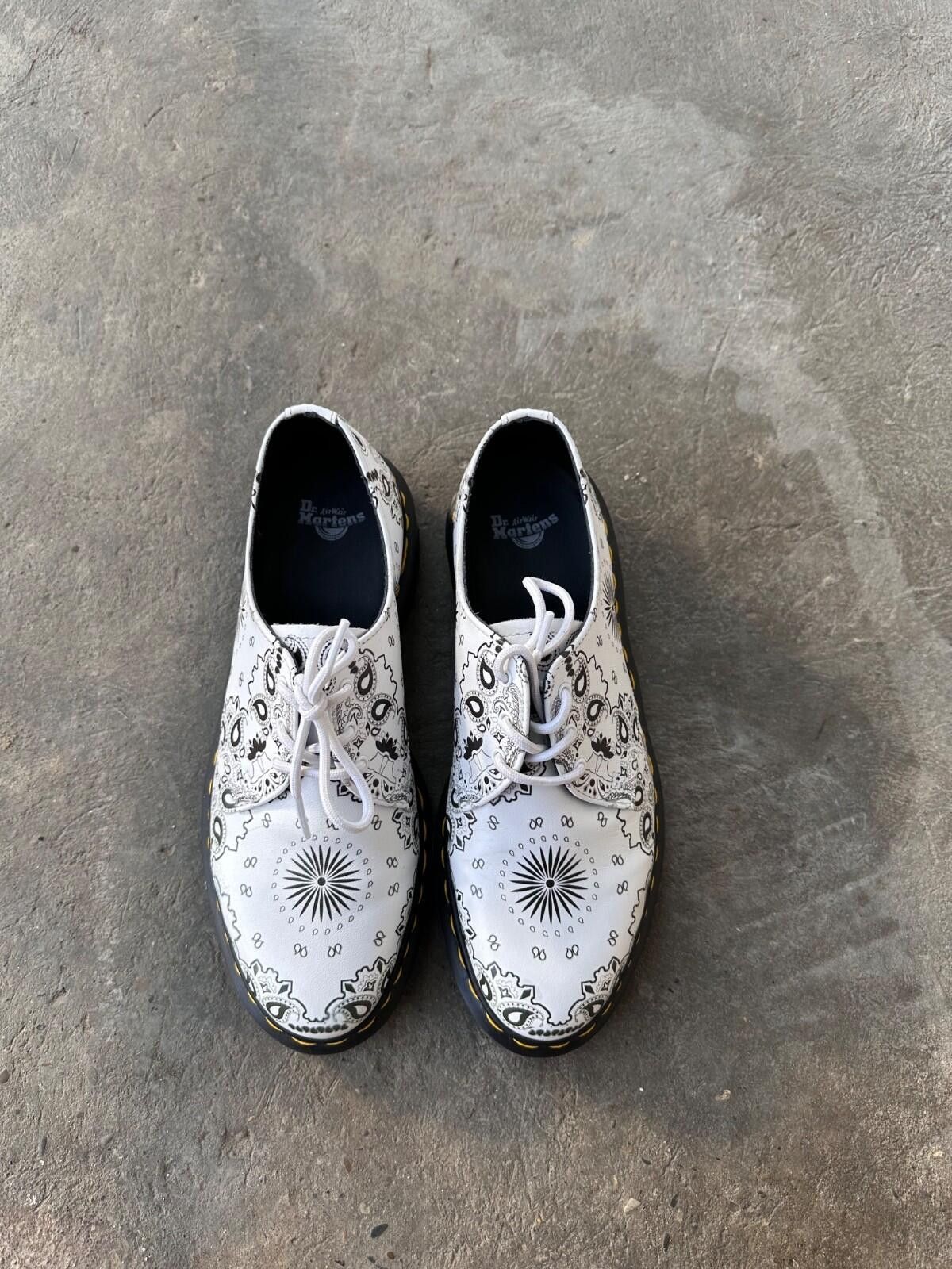 Dr. Martens Dr Martens 1461 White Bandana Print Industrial Shoes Lace Up Size US 7 / EU 40 - 3 Thumbnail