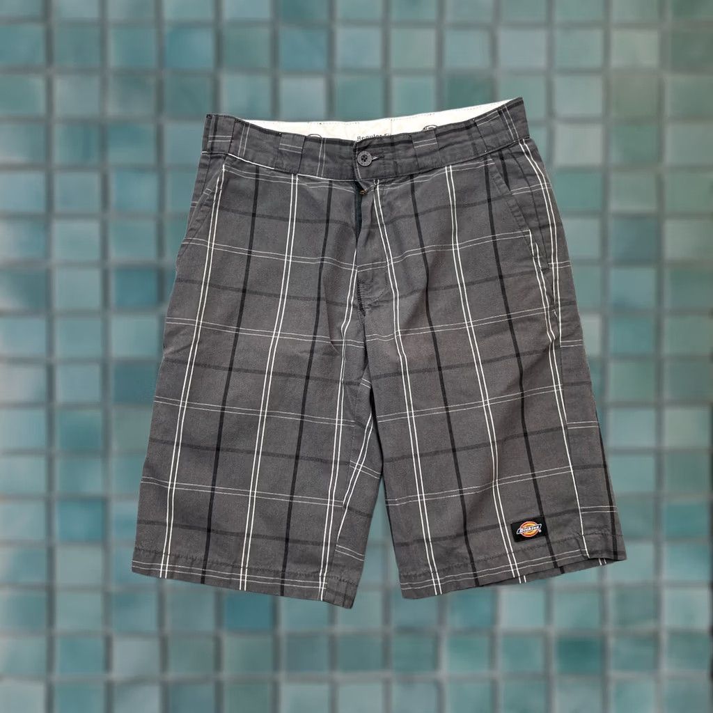 Dickies Dickies Shorts Mens 31 Gray Cargo Cotton Regular Fit Mid Rise Plaid Logo Pocket (Cargo) Black? Size US 32 / EU 48 - 1 Thumbnail