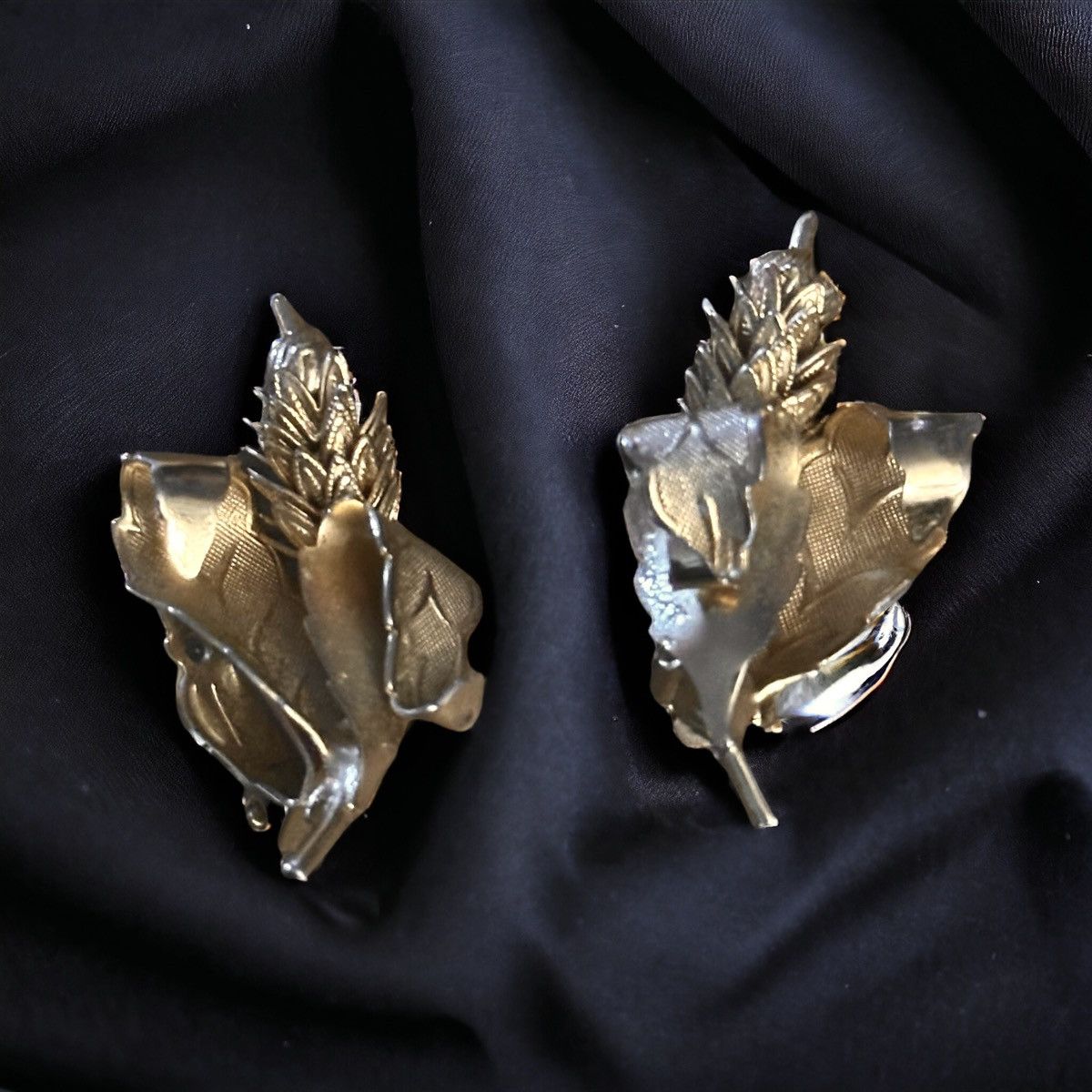 Vintage Vintage pinecone clip on earrings Size ONE SIZE - 1 Thumbnail