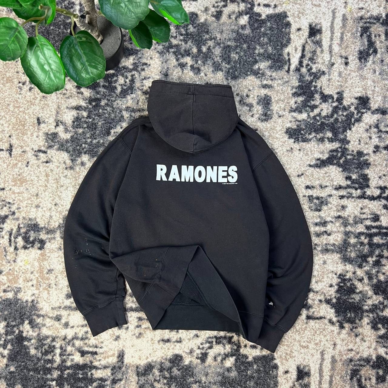 Band Tees Ramones Big Logo Vintage Y2K Distressed Rock Band Hoodie Size US M / EU 48-50 / 2 - 2 Thumbnail