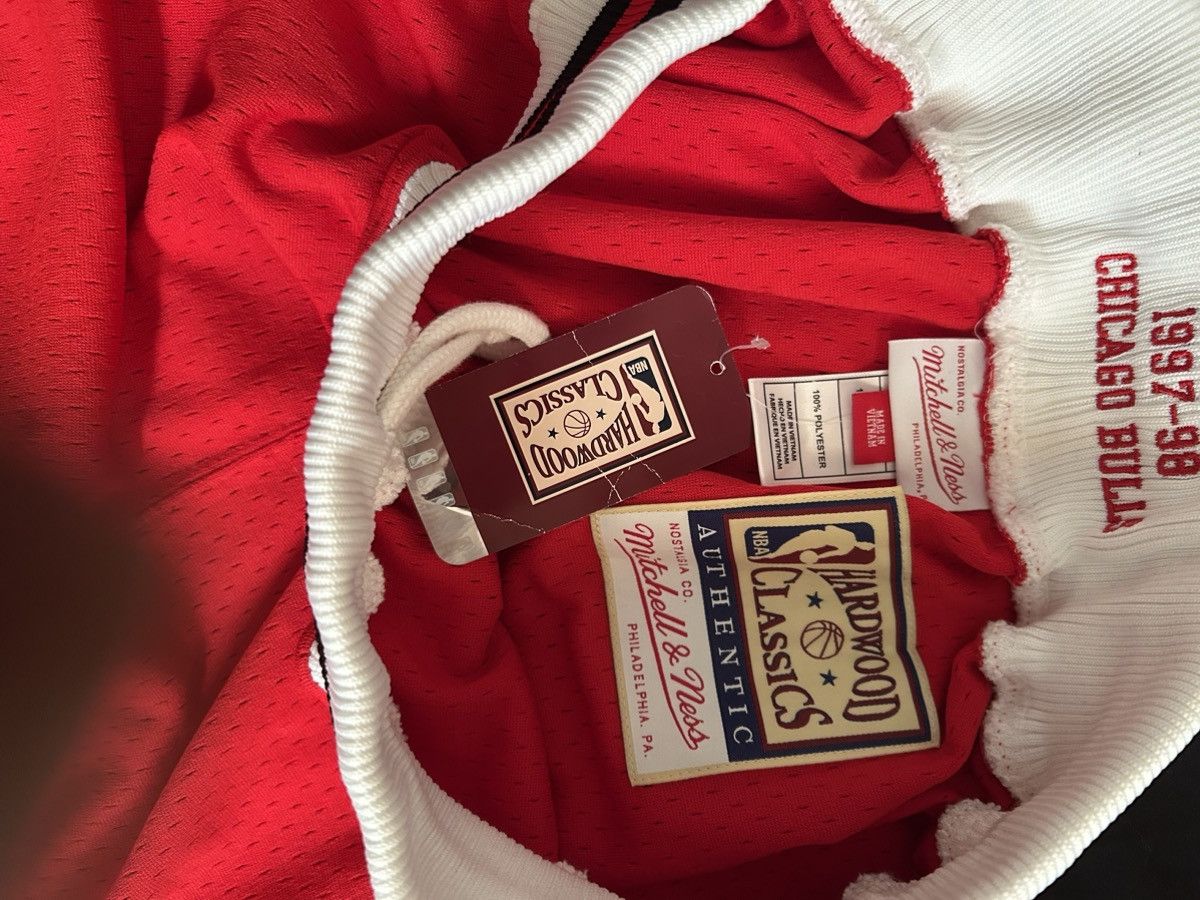 Mitchell & Ness Authentic Mitchell&ness Chicago Bulls 97-98 shorts Size US 40 / EU 56 - 3 Thumbnail