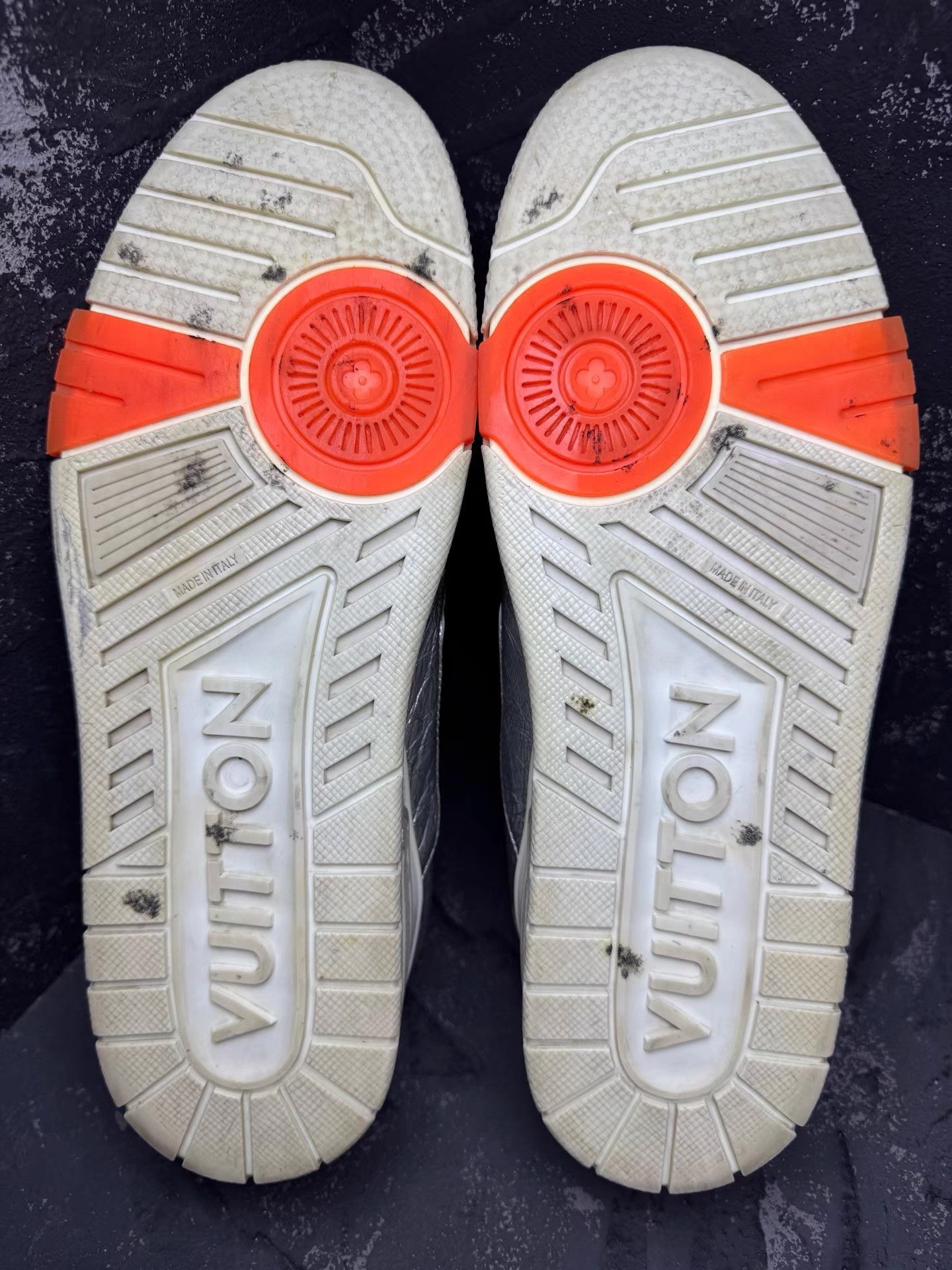 Louis Vuitton LV Trainer Silver Foil Sneakers Q10 Size US 10 / EU 43 - 4 Thumbnail