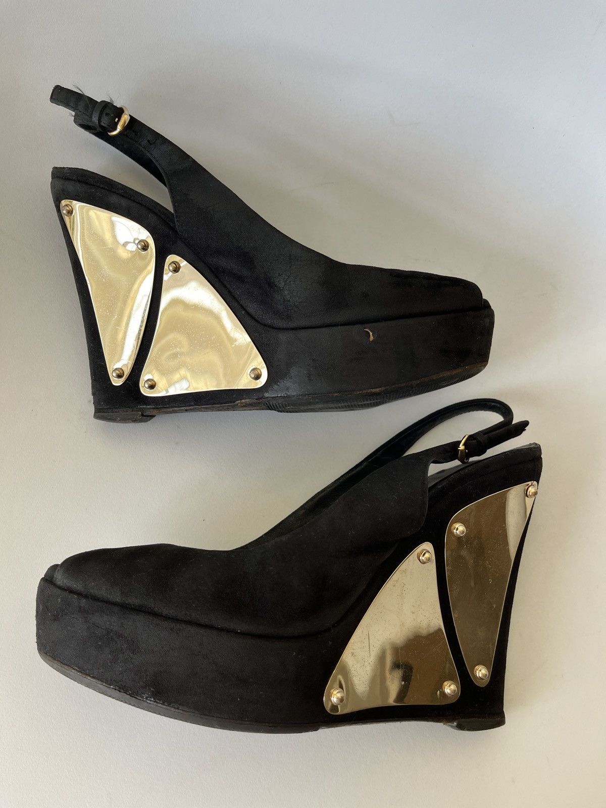 Gucci Gucci Suede Peep Toe Gold Metals Size US 5 / IT 35 - 2 Thumbnail