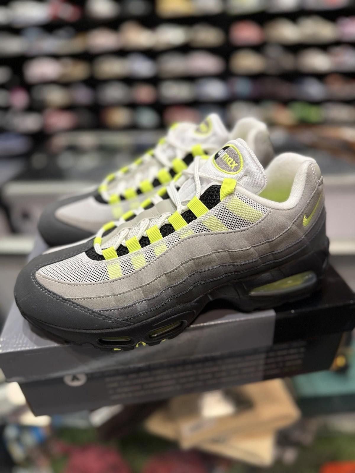 Nike Size 10 - Nike Air Max 95 OG 2025/2026 Neon (HM4740 001) Size US 10 / EU 43 - 4 Thumbnail