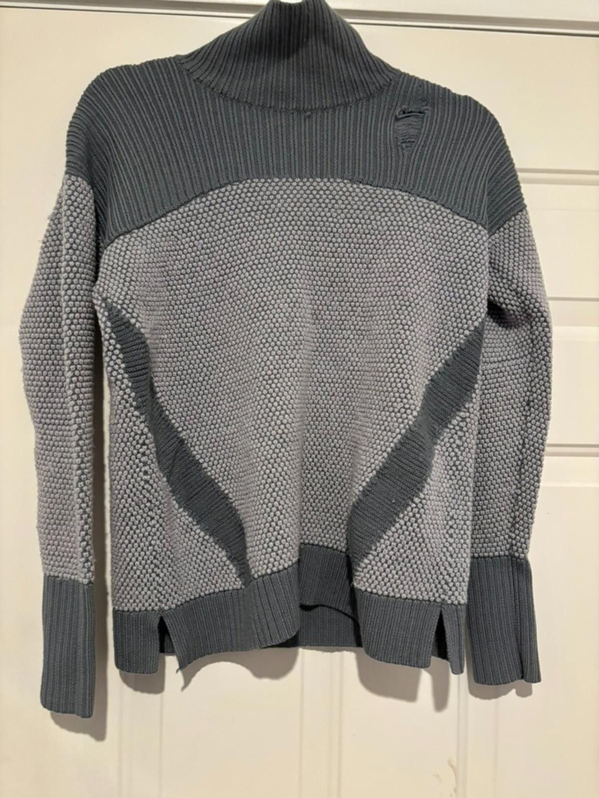 Lululemon Womens Lululemon grey sweater sz 6 TEAR #418 Size M / US 6-8 / IT 42-44 - 2 Thumbnail