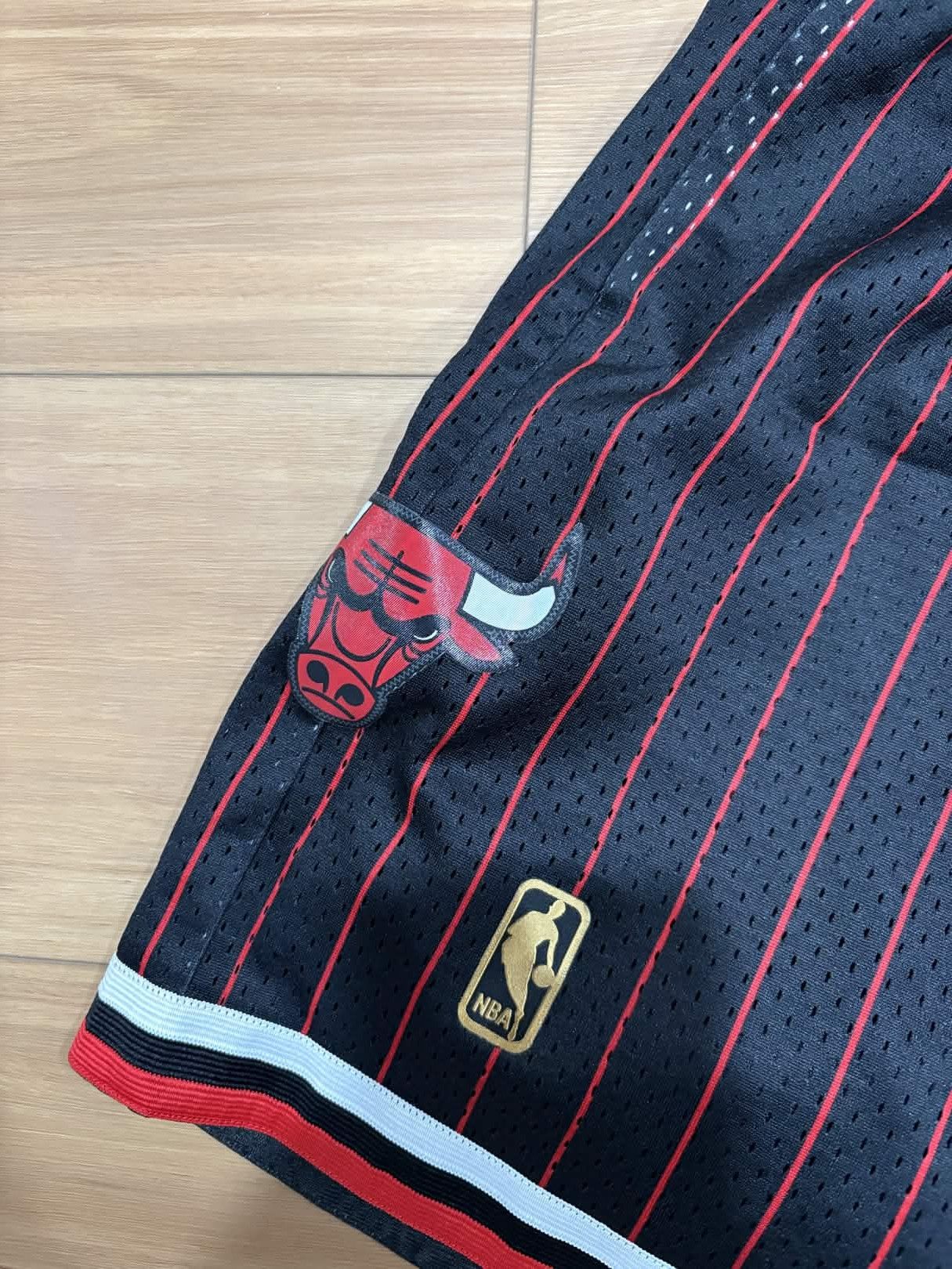 Mitchell & Ness Mitchell & Ness NBA Swingman Shorts Chicago Bulls 96-97 Size US 30 / EU 46 - 7 Thumbnail