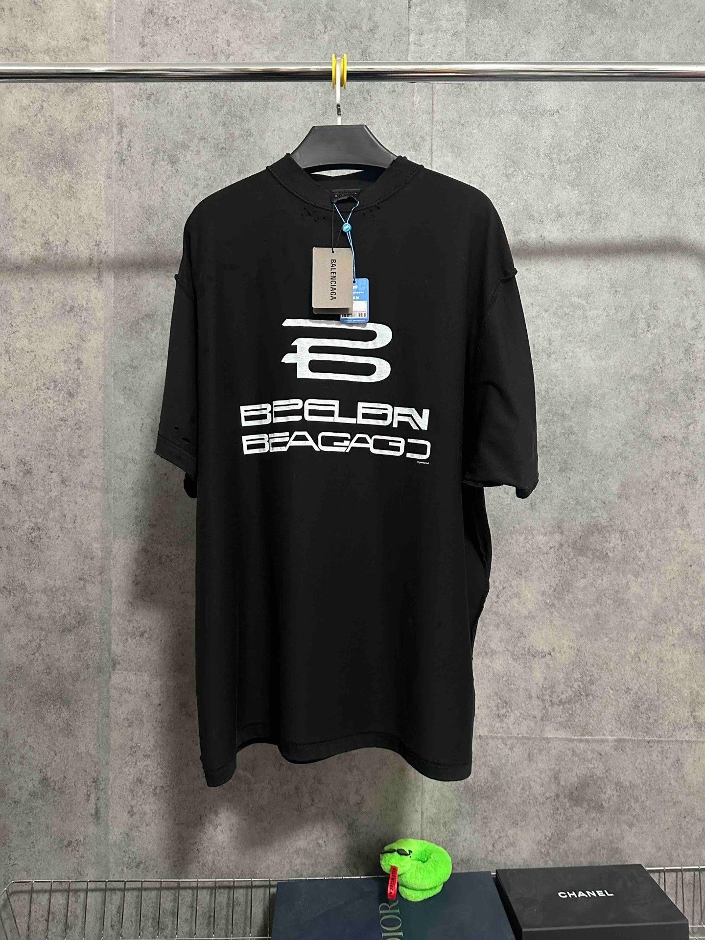 Balenciaga Balenciaga Ai Generated Logo Crewneck T-Shirt Size US M / EU 48-50 / 2 - 1 Thumbnail