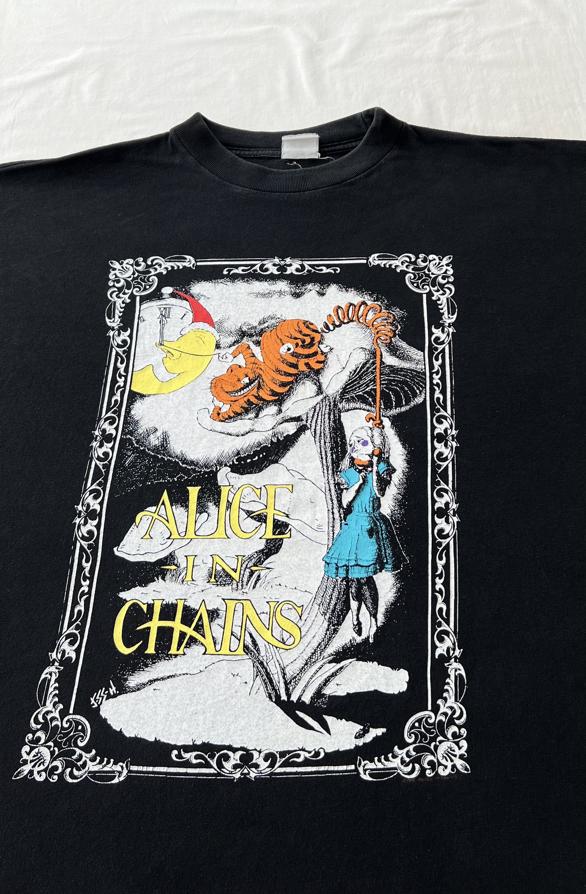 Band Tees Vintage 1992 Alice in Chains Wonderland Black T-shirt Size US XL / EU 56 / 4 - 3 Thumbnail