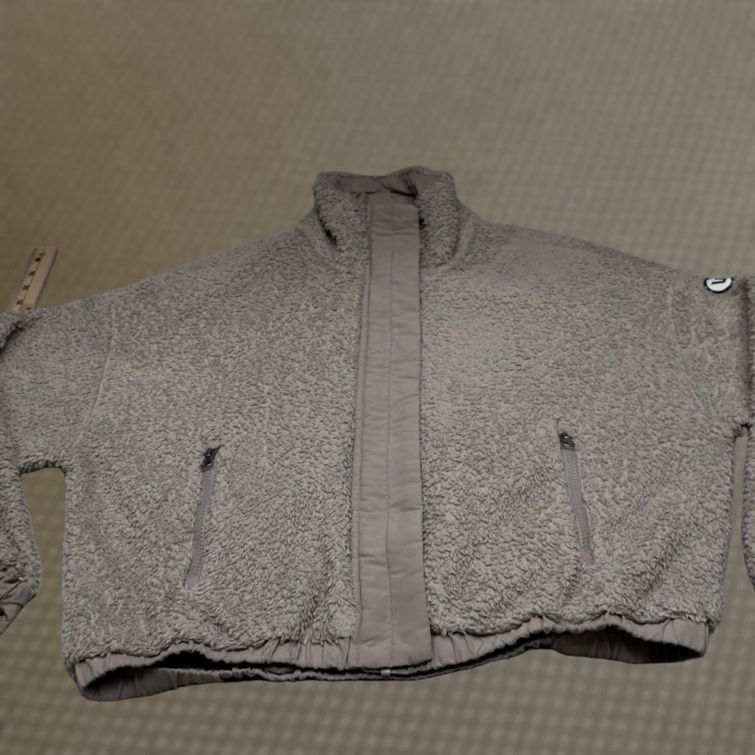 Vuori Vuori Jacket Womens M Beige White Sherpa Teddy Cozy Fleece Full Zip Pockets Zipper Snap Casual Fall Winter Relaxed Size M / US 6-8 / IT 42-44 - 1 Thumbnail