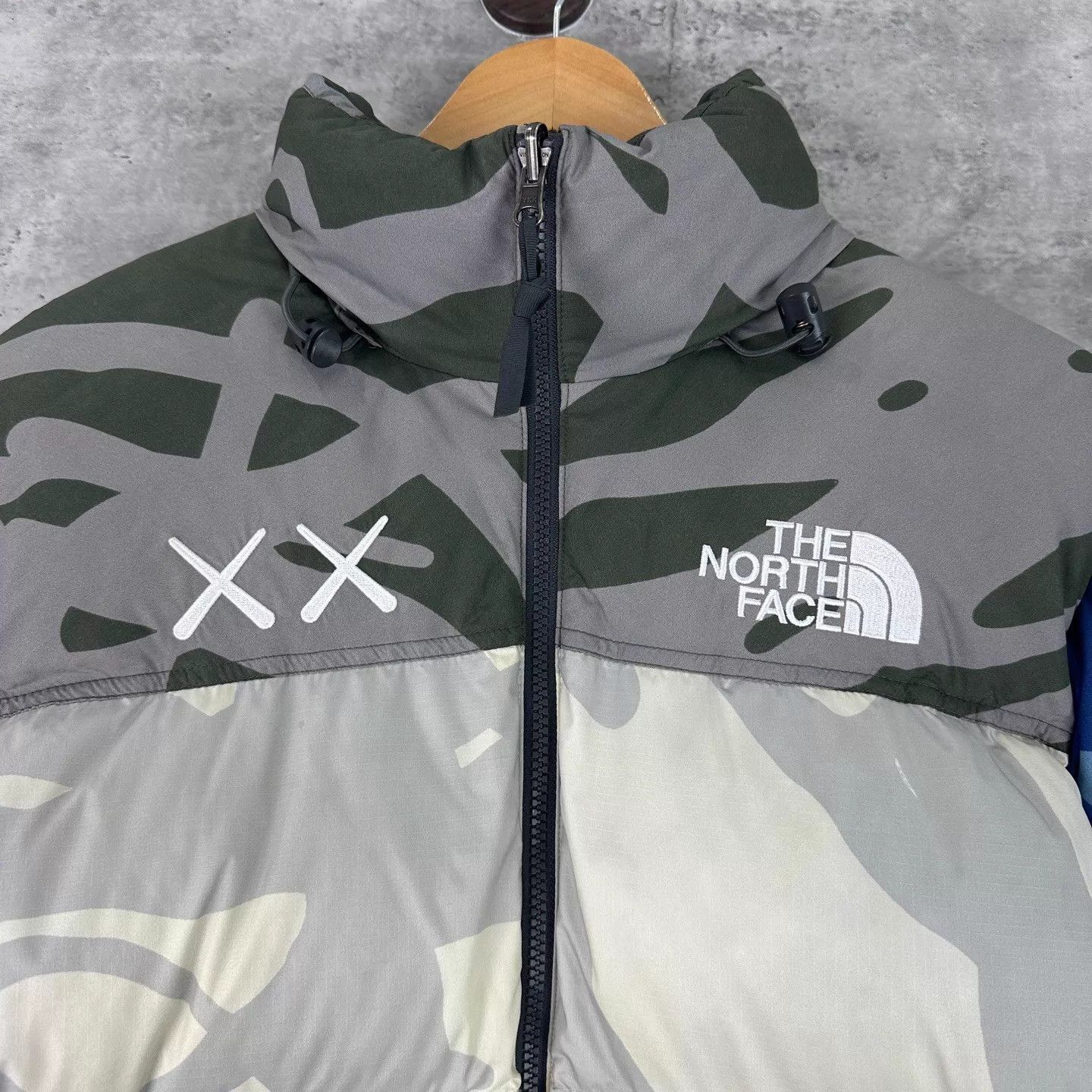 The North Face KAWS x TNF 700FP Puffer Jacket S 99 New 5 Patches Size US S / EU 44-46 / 1 - 4 Thumbnail