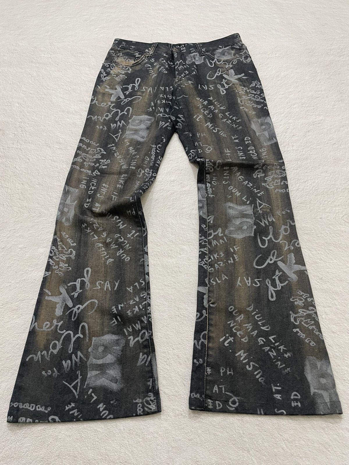 If Six Was Nine 2000s Graffiti Print Flared Jeans Y2K Size 28" / US 6 / IT 42 - 1 Thumbnail