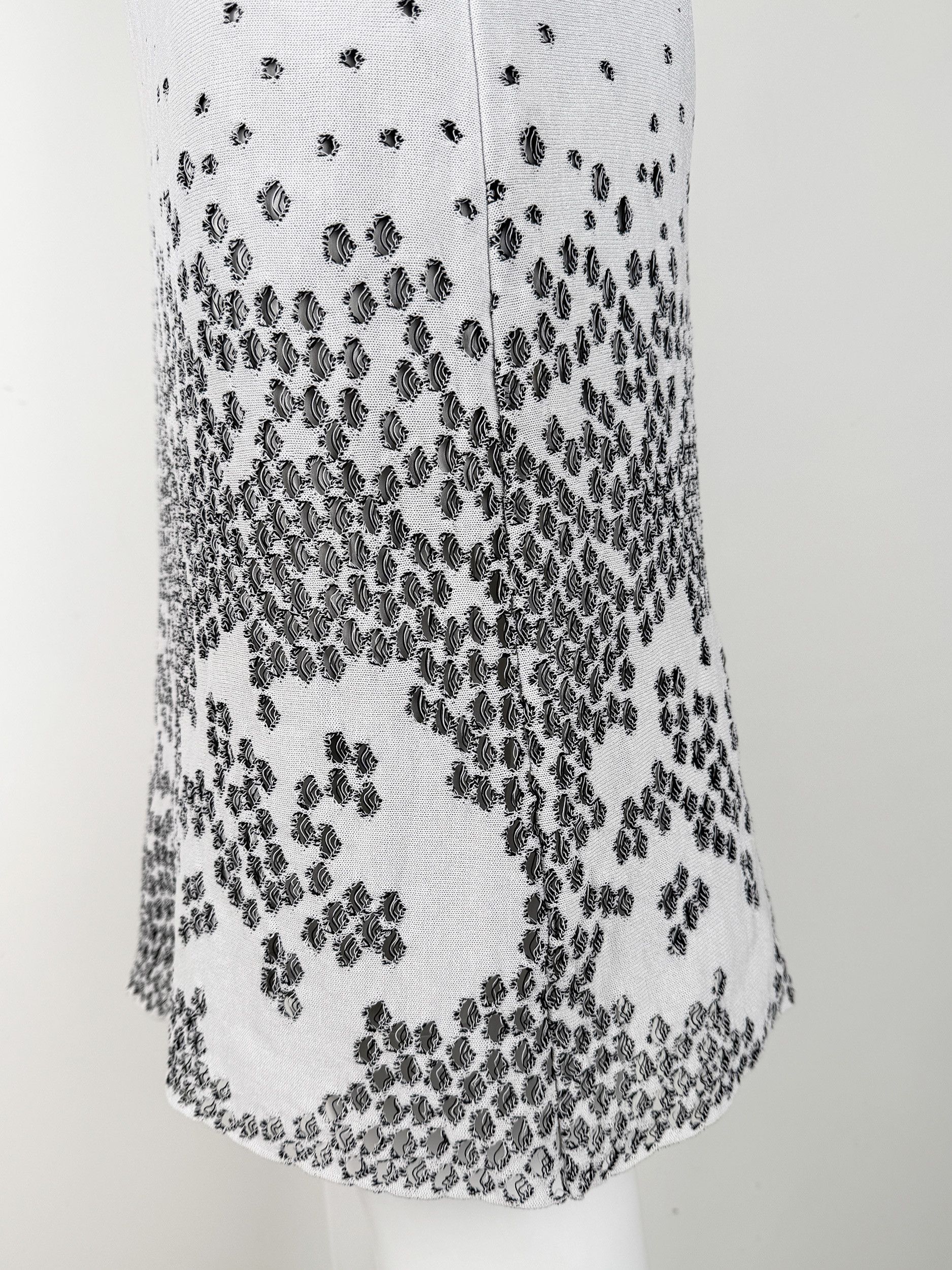 Dior Christian Dior Mid length White Perforated Floral Skirt Size 28" / US 6 / IT 42 - 6 Thumbnail