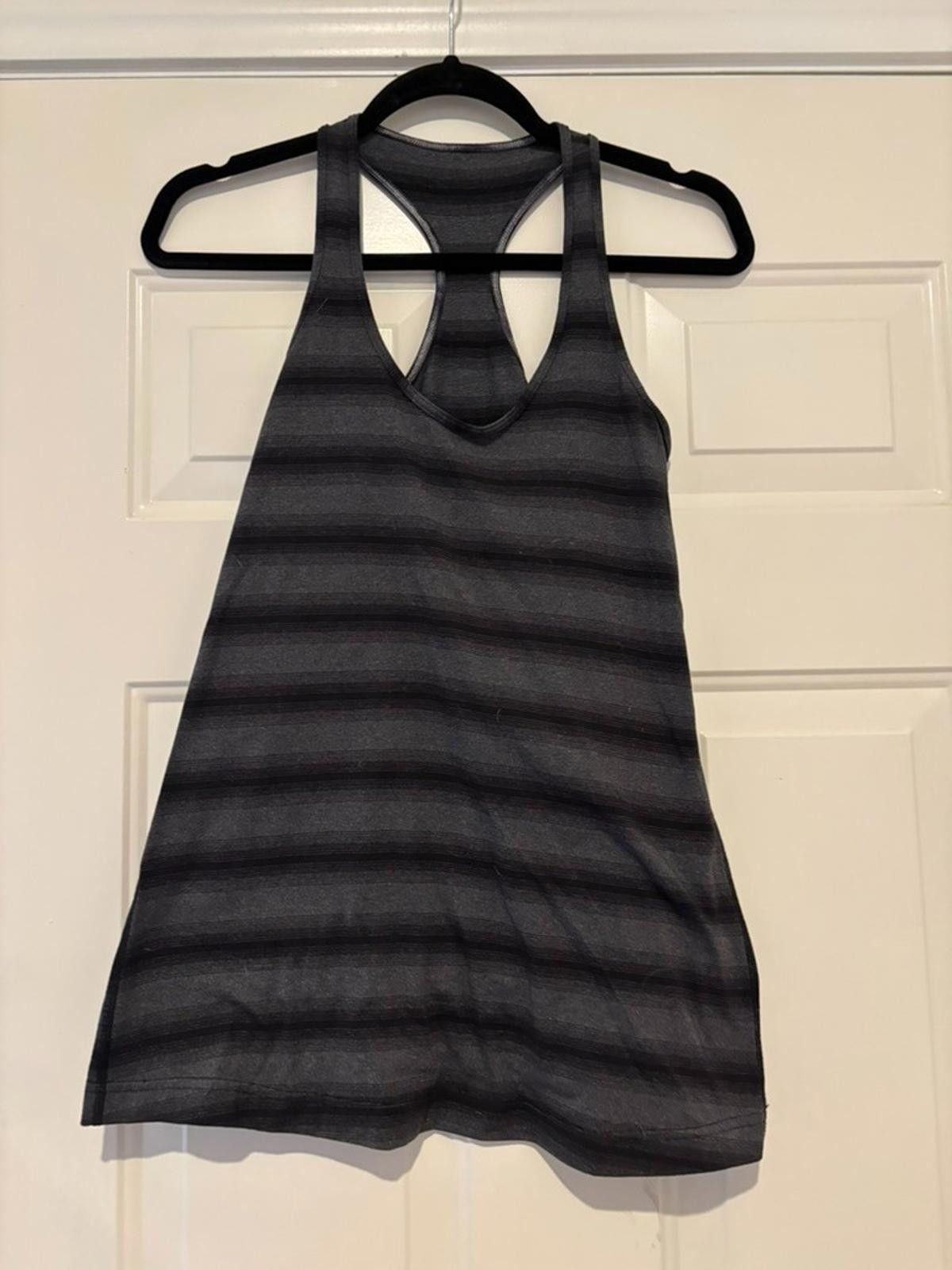 Lululemon Women's sz 8 Lululemon black athletic tank LOGO CRACKED #642 Size M / US 6-8 / IT 42-44 - 1 Thumbnail