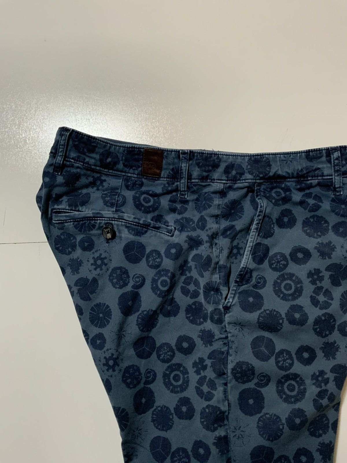 AG Adriano Goldschmied AG Adriano Goldschmied Peace Sign AOP Blue Chino Shorts Size US 33 - 7 Thumbnail
