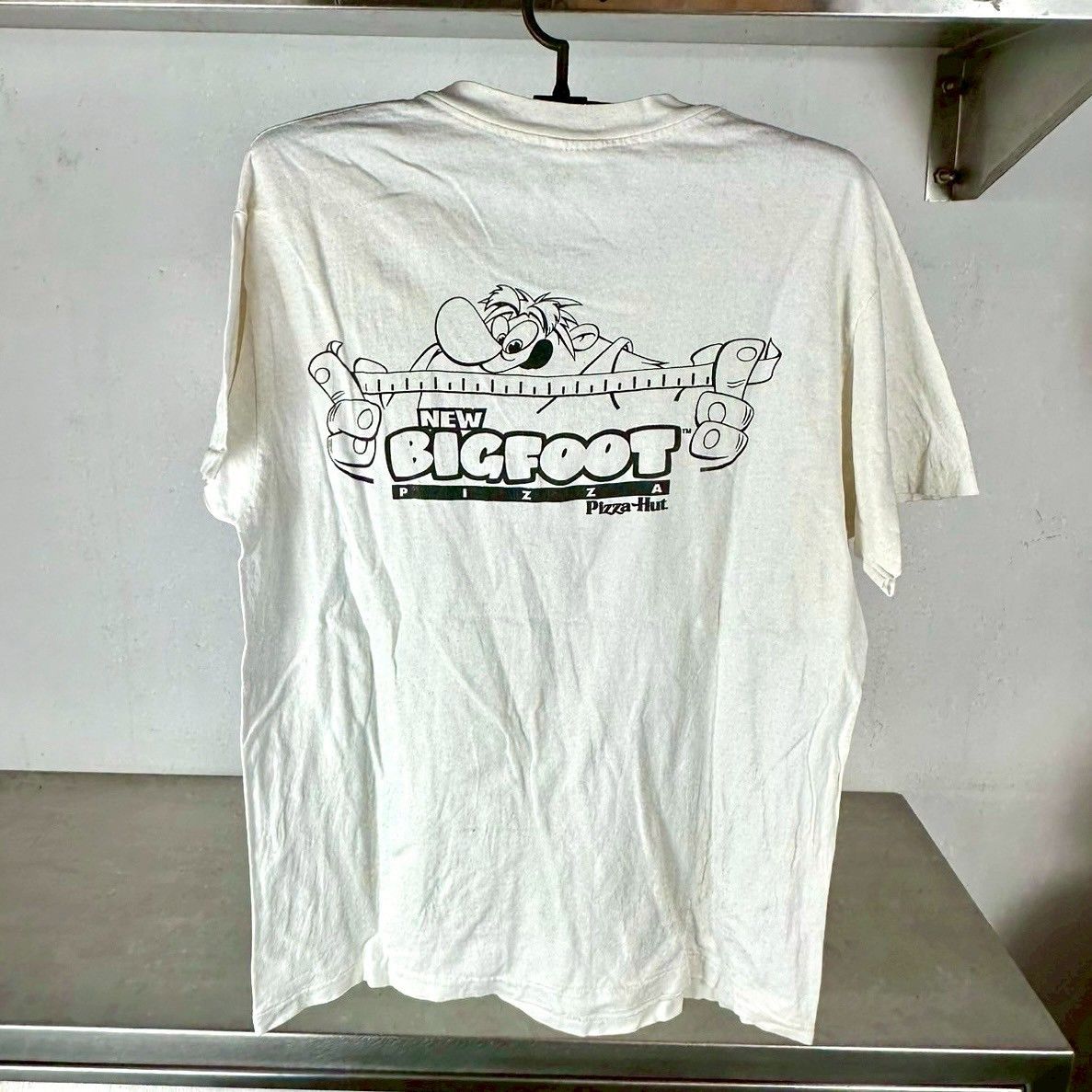 Vintage Vintage 90s Pizza Hut New Bigfoot Promo T-shirt Size US L / EU 52-54 / 3 - 1 Thumbnail