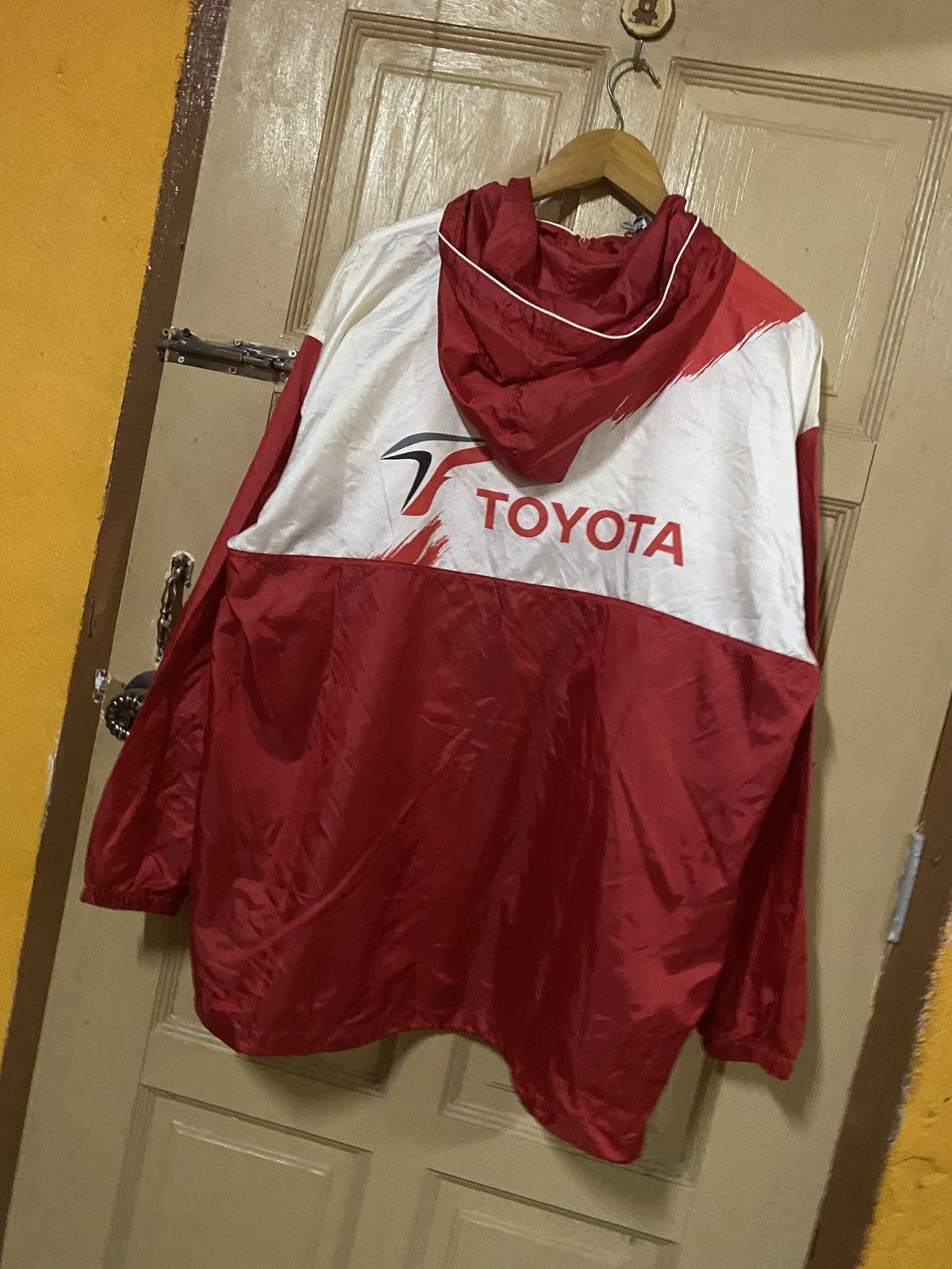 Japanese Brand Vintage Toyota Racing Windbreaker Pullover Jacket Red White Size US L / EU 52-54 / 3 - 7 Thumbnail