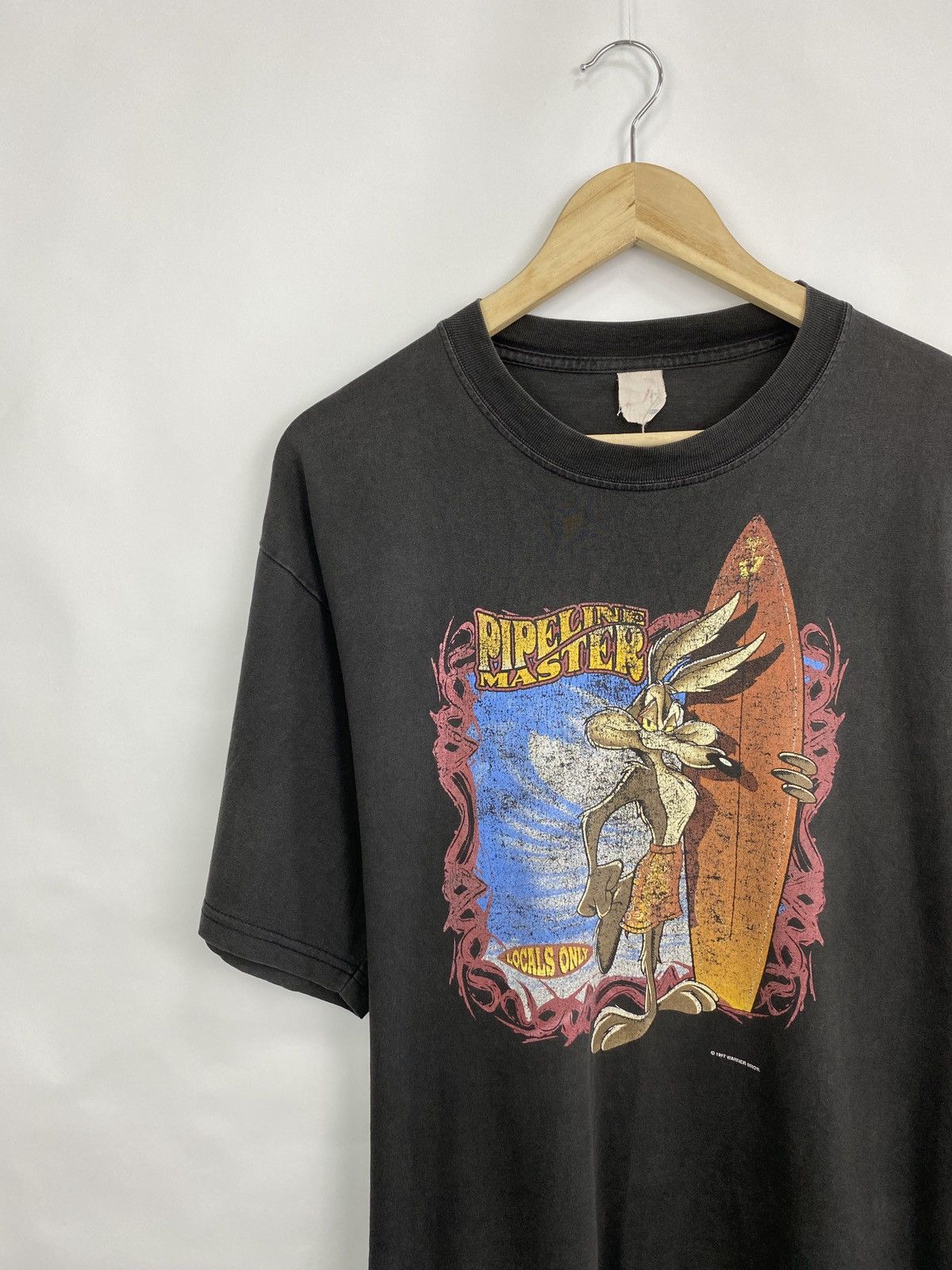 Warner Bros Vintage 1997 Willie E Coyote tee Pipeline Muster surfboard Size US M / EU 48-50 / 2 - 2 Thumbnail