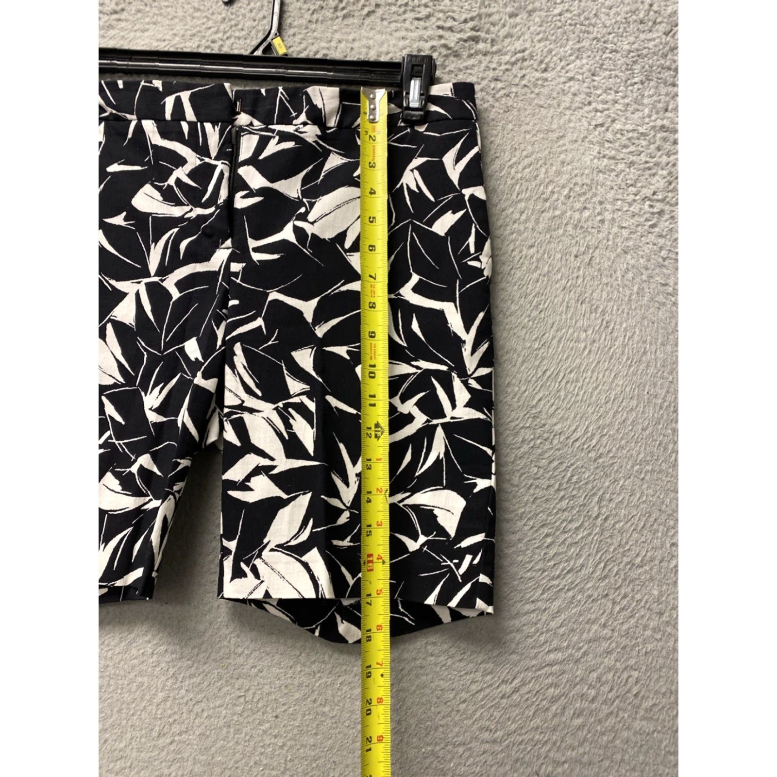 Vintage Mario Serrani Shorts Women’s 6 Italy Black White Leaf Stretch Pockets /0226 Size 28" / US 6 / IT 42 - 5 Thumbnail
