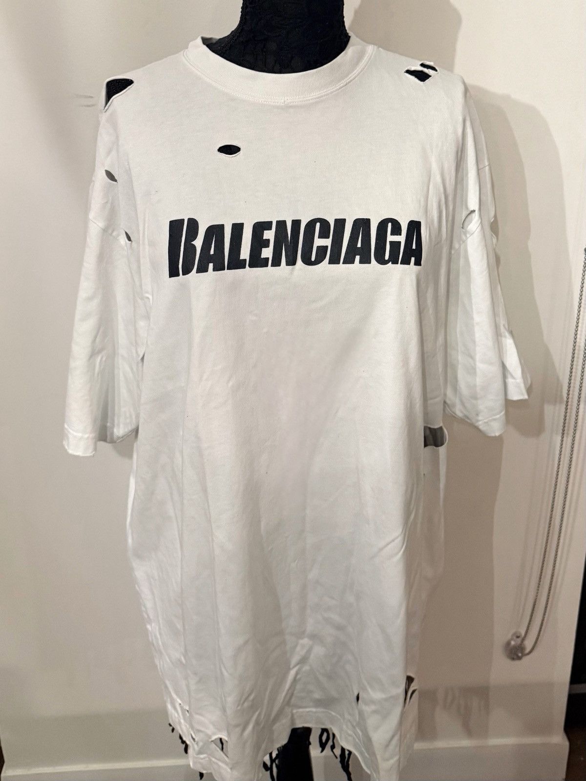 Balenciaga Balenciaga Drop Shoulder Distressed Logo T-shirt Size US S / EU 44-46 / 1 - 1 Thumbnail