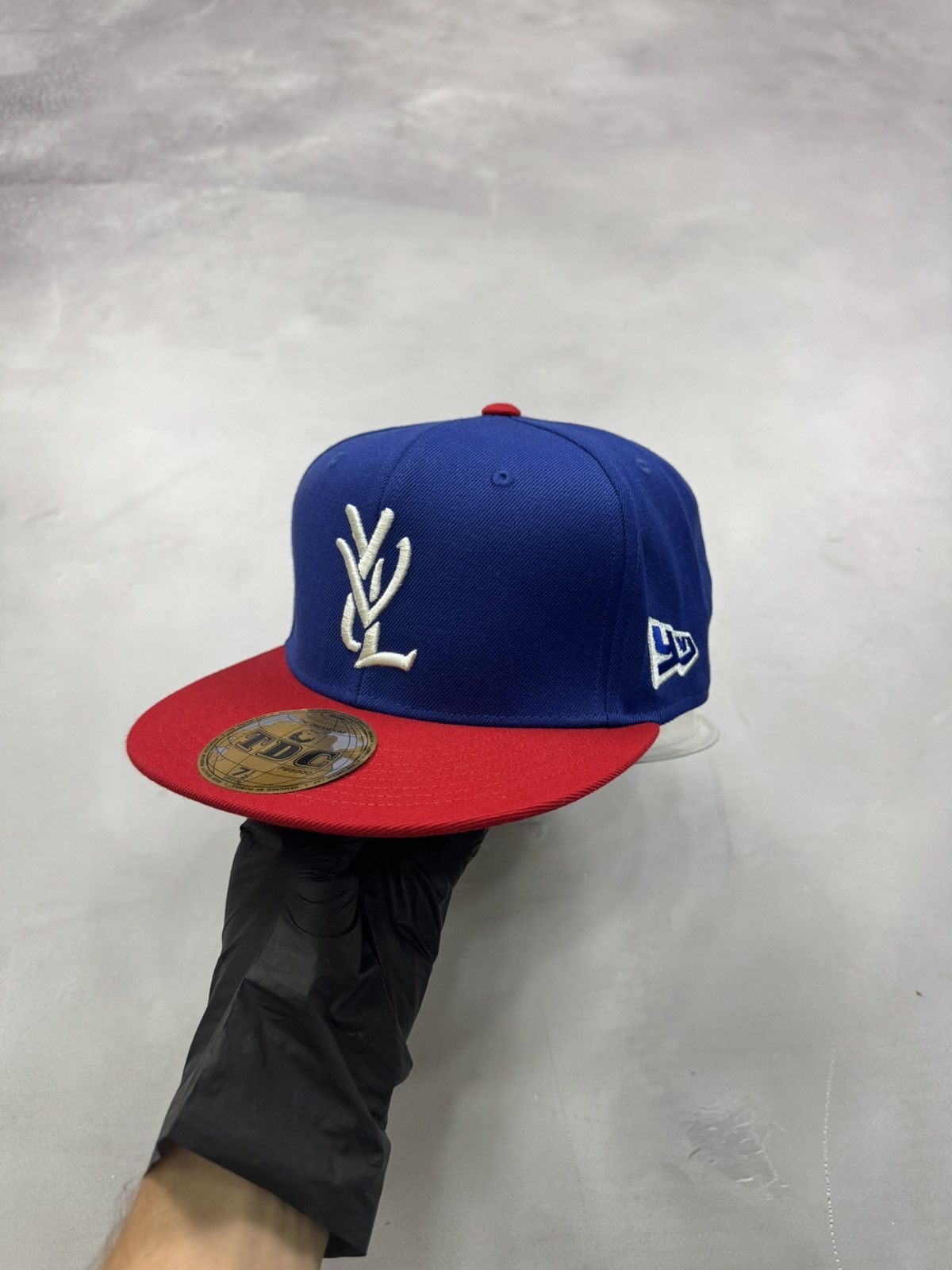 Playboi Carti YVL キャップ Hat Blue on Red Playboi Carti YVL Cap Blue/Red Men's - SS25 - US