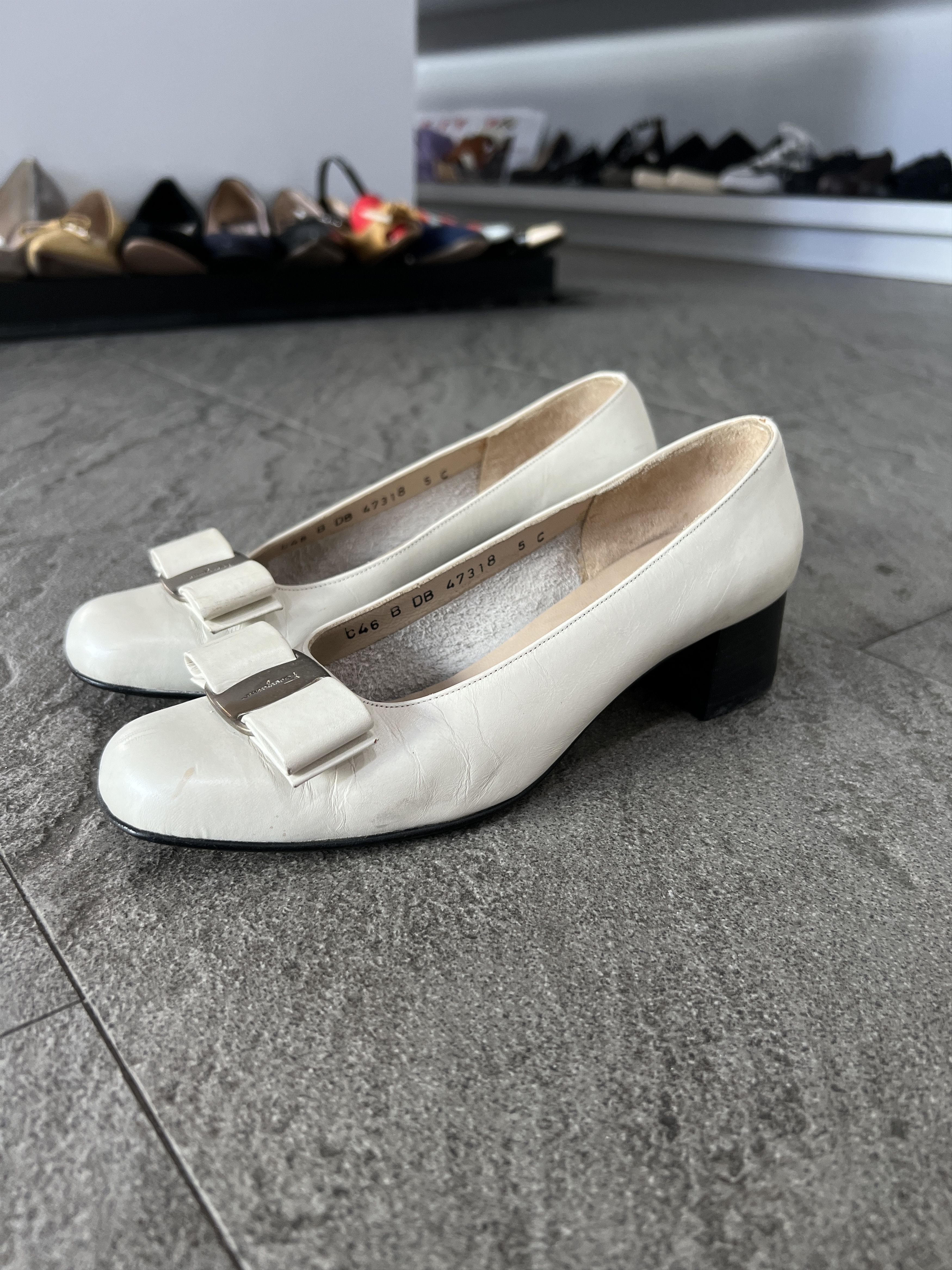 Salvatore Ferragamo Ferragamo Vara Bow Pumps Cream Leather Heels 5C Size US 5 / IT 35 - 3 Thumbnail