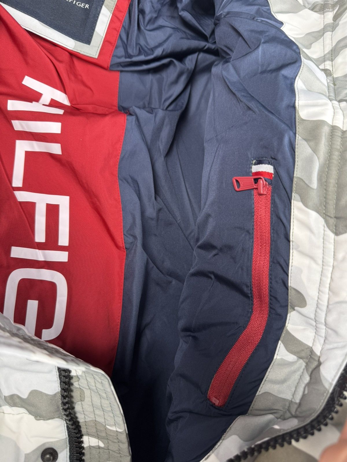 Tommy Hilfiger Snow camo puffer Size US M / EU 48-50 / 2 - 8 Thumbnail