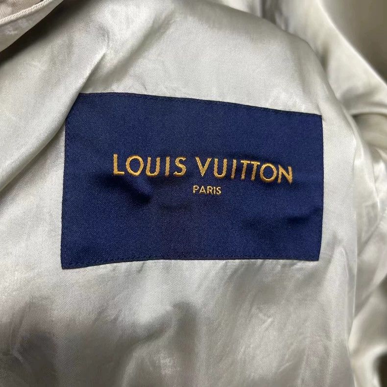 Louis Vuitton Louis Vuitton White Bugs Bunny leather embroidered logo bas Size US M / EU 48-50 / 2 - 5 Thumbnail