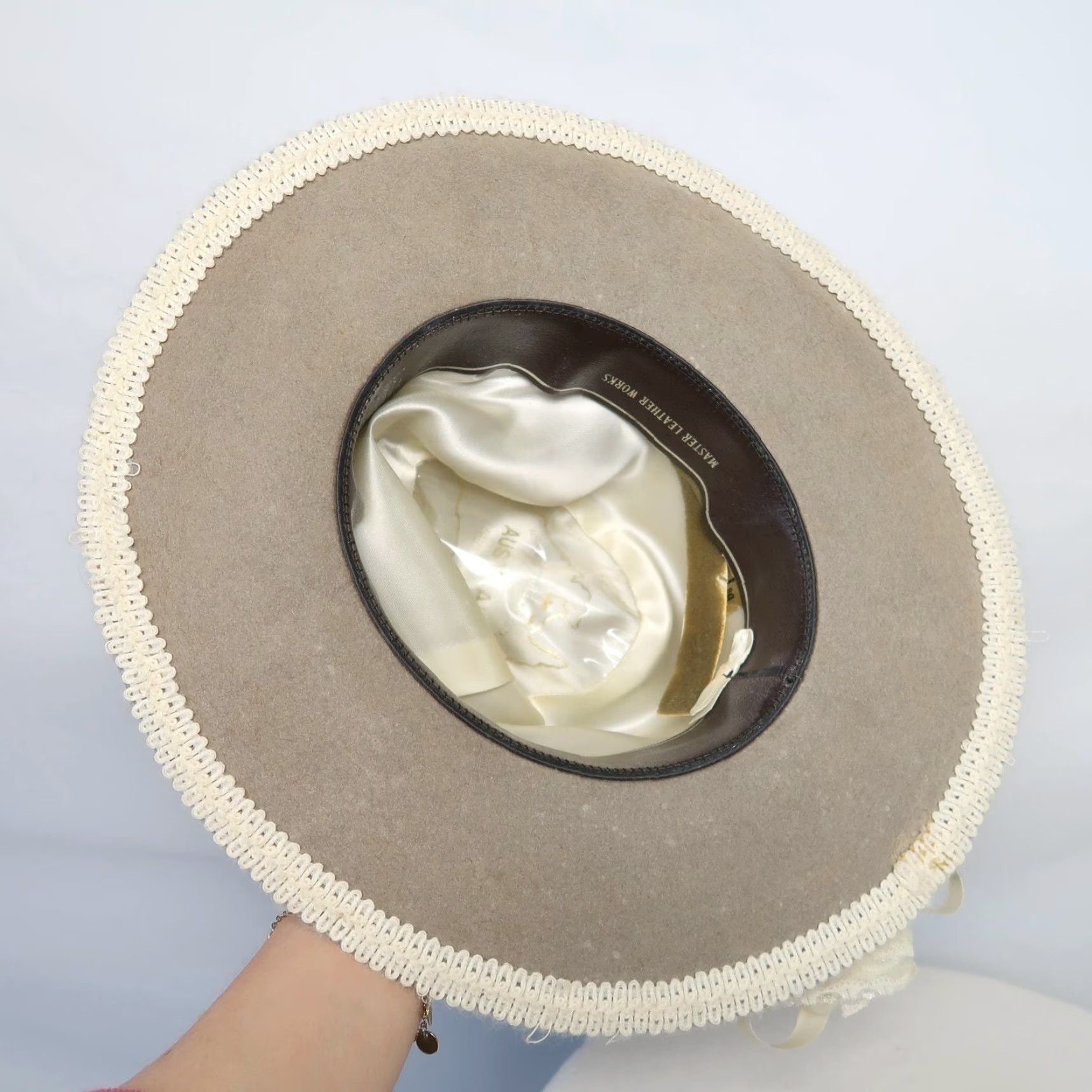 FELT VINTAGE Australian felt wool rancher hat with lace feather - taupe grey - wide brim - 6 7/8 - Hippy - 24" circumference - Excellent condition - Mens Size ONE SIZE - 7 Thumbnail