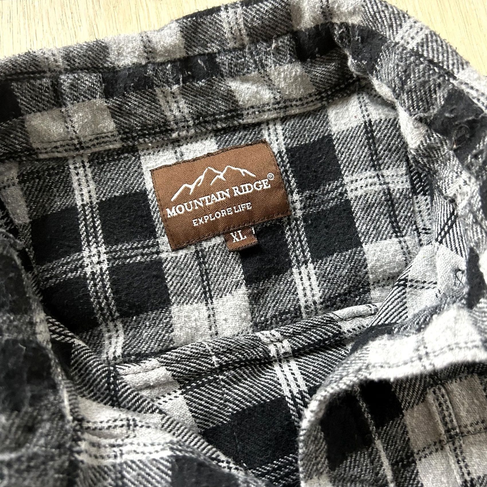 Vintage Mountain Ridge Flannel Shirt Mens XL Black Gray Plaid Long Sleeve Button Up Size US XL / EU 56 / 4 - 2 Thumbnail