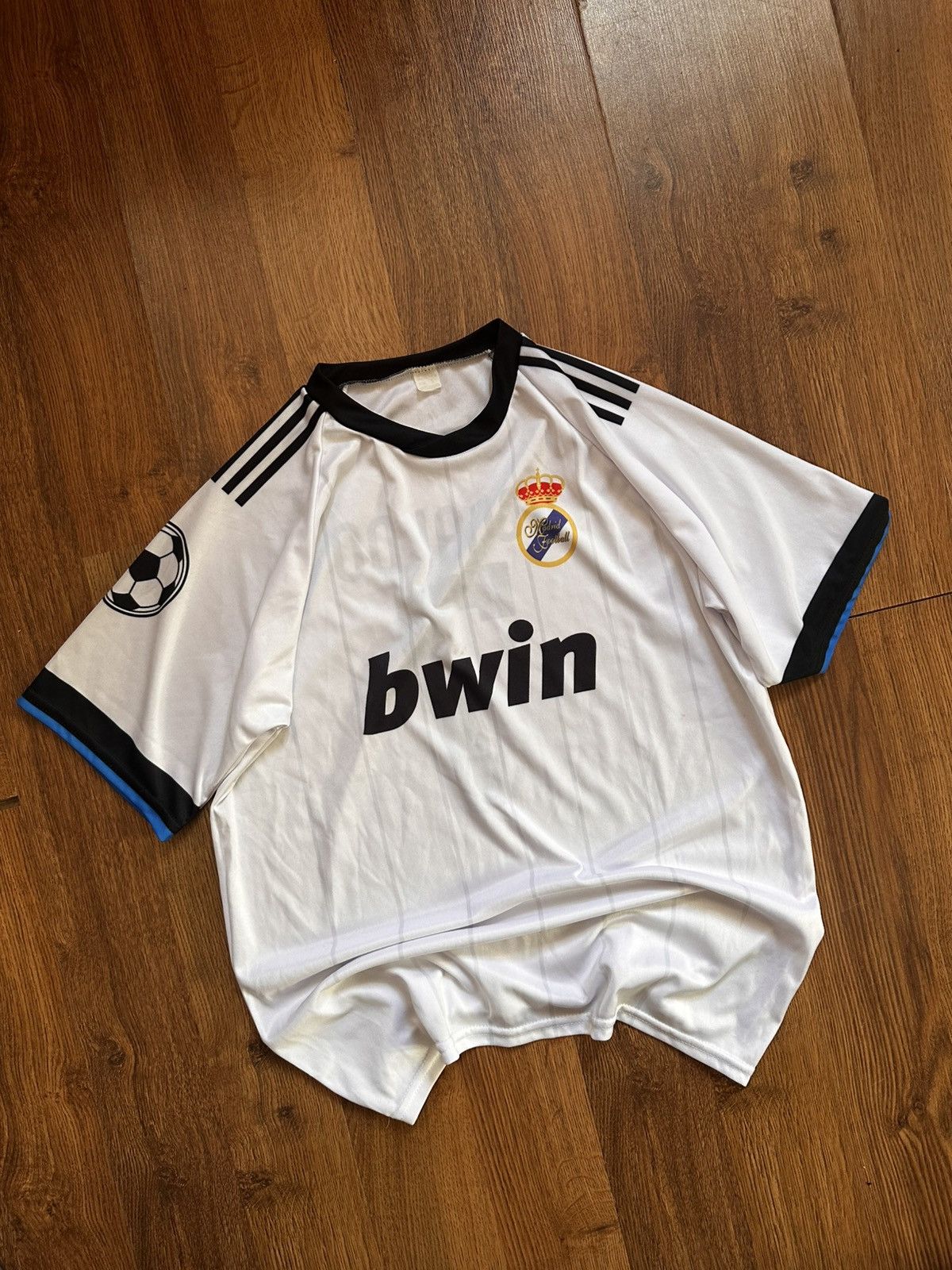 Japanese Brand Vintage Real Madrid Jersey – BWIN Era ⚽️ Size: S Size US S / EU 44-46 / 1 - 2 Thumbnail