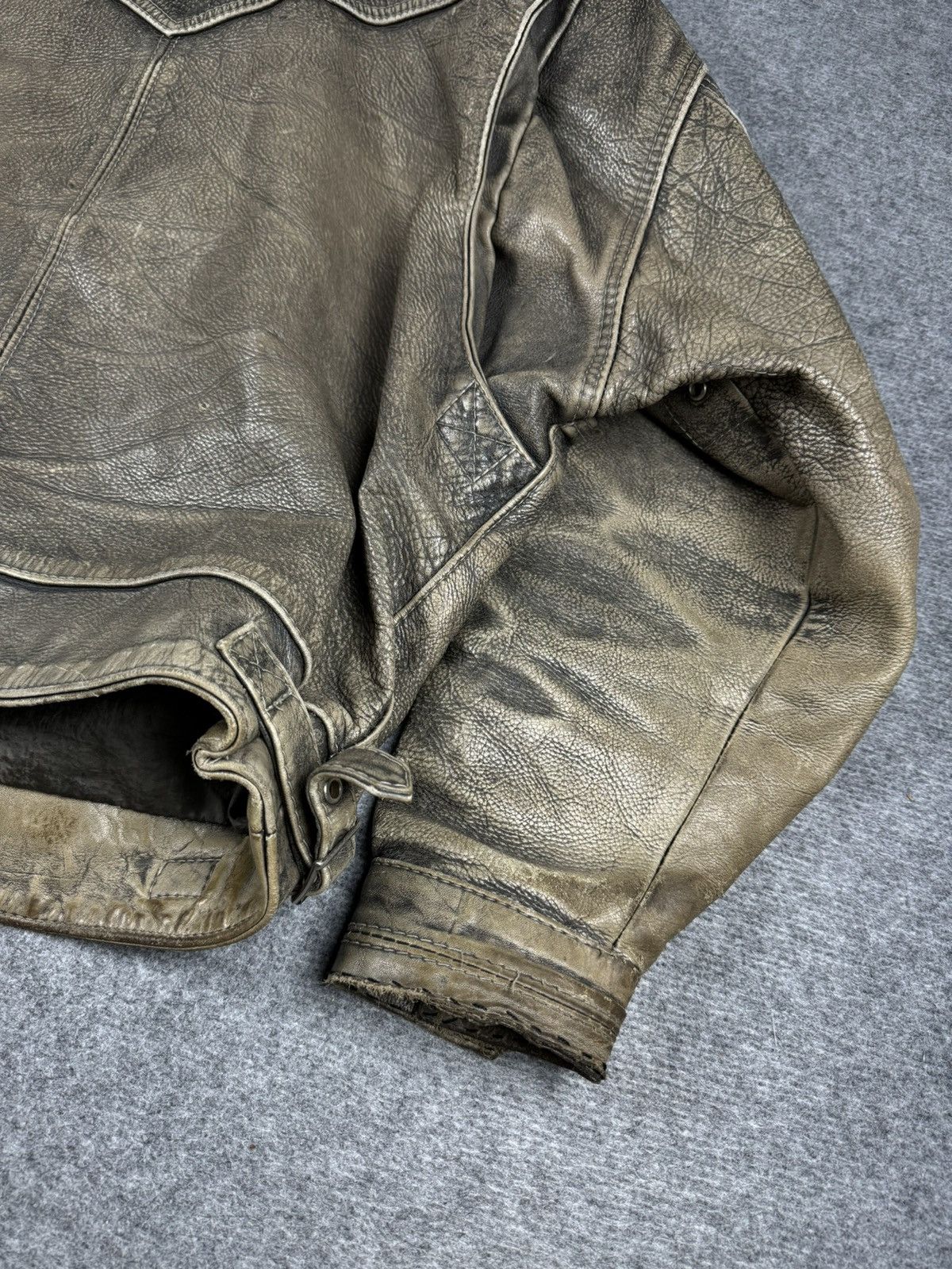 Vintage Vintage distressed leather bomber jacket Size US L / EU 52-54 / 3 - 13 Thumbnail
