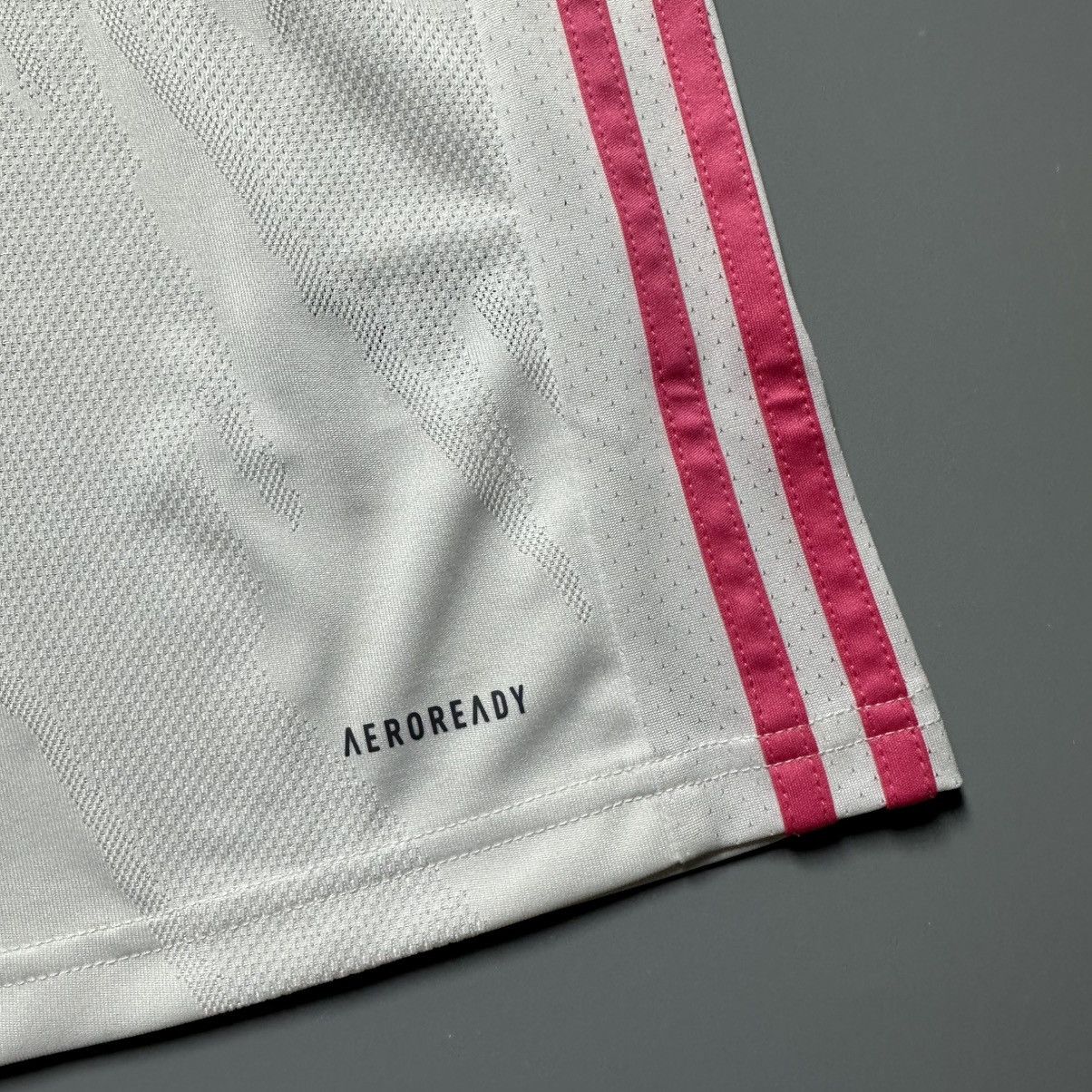 Vintage REAL MADRID ADIDAS 2020/2021 FOOTBALL HOME JERSEY #8 KROOS Size US M / EU 48-50 / 2 - 8 Thumbnail