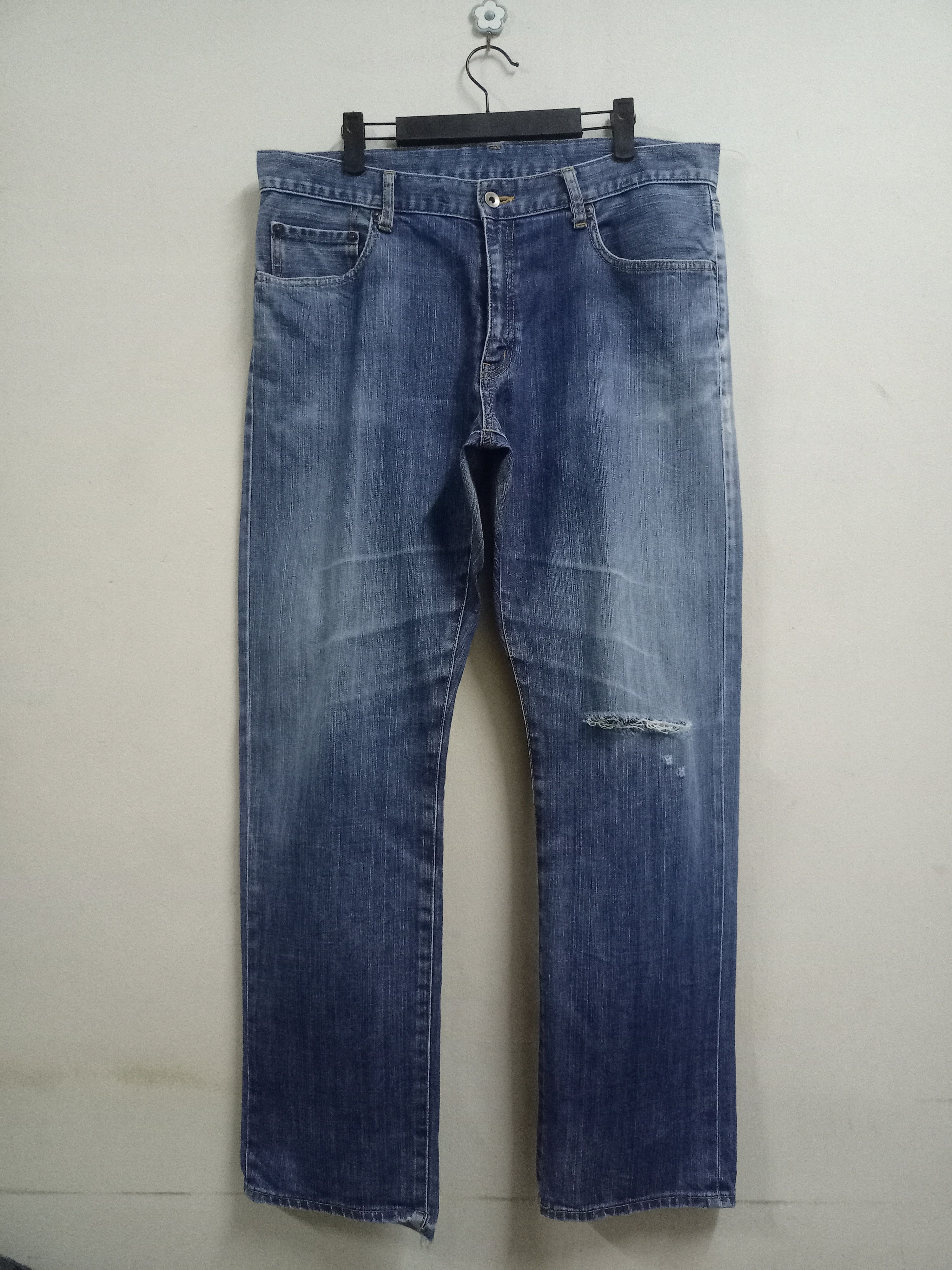 Image of Vintage Japanese Uniqlo Blue Wash Distressed Baggy Jeans, Men's (Size 36)