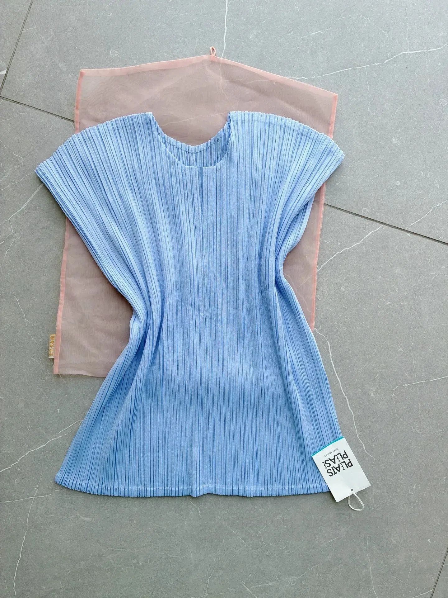 Pleats Please Issey Miyake Pleats Please Issey Miyake Pleated Top. Size M / US 6-8 / IT 42-44 - 1 Thumbnail
