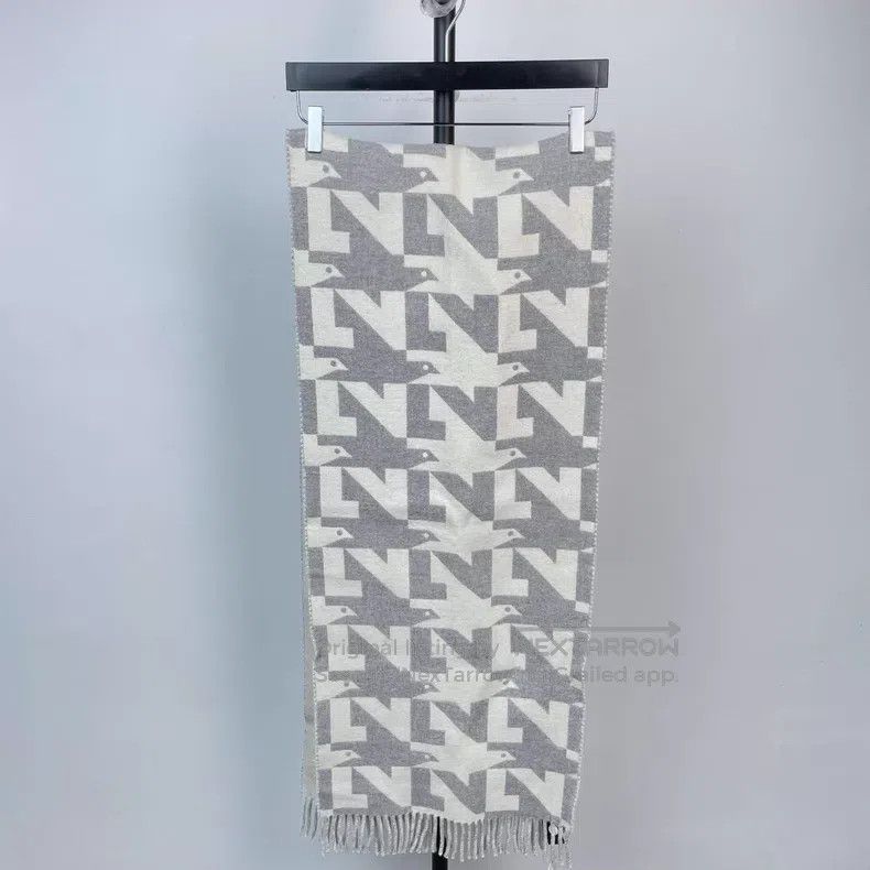 Louis Vuitton Louis Vuitton Houndstooth grey and white fringed large log Size ONE SIZE - 1 Thumbnail