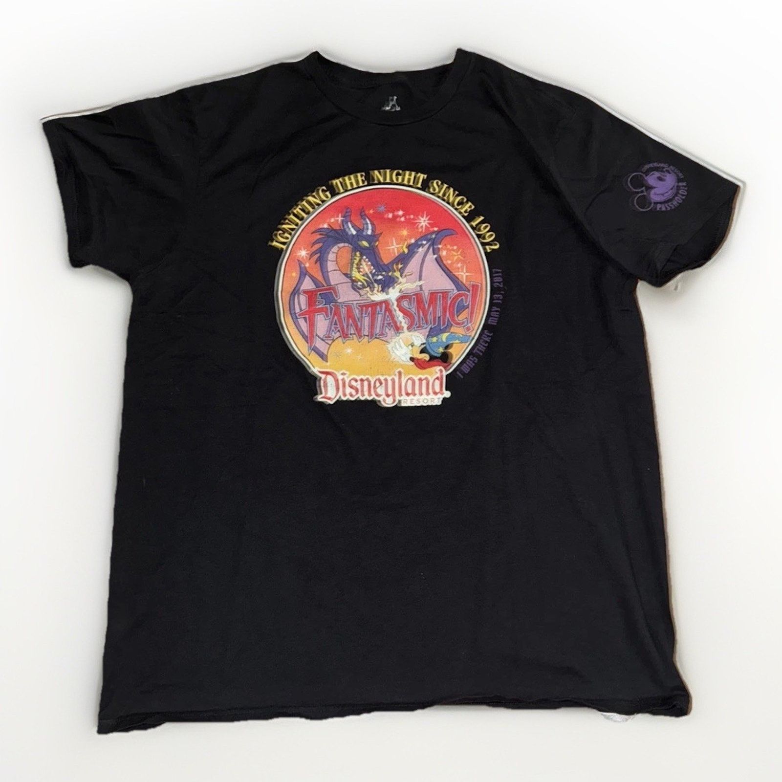 Disney Disney Fantasmic Graphic T-Shirt XL Black Dragon Show 23x28 Size US XL / EU 56 / 4 - 1 Thumbnail