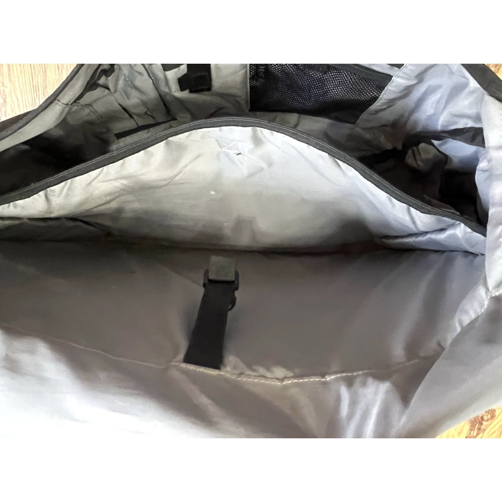 Patagonia Patagonia Messenger Bag Reflective 16” x 12.5” x 5.5” Black 11782 Unisex Adults Medium Polyester Nylon Handle/Strap Pockets Organizer Inner Dividers Size ONE SIZE - 6 Thumbnail