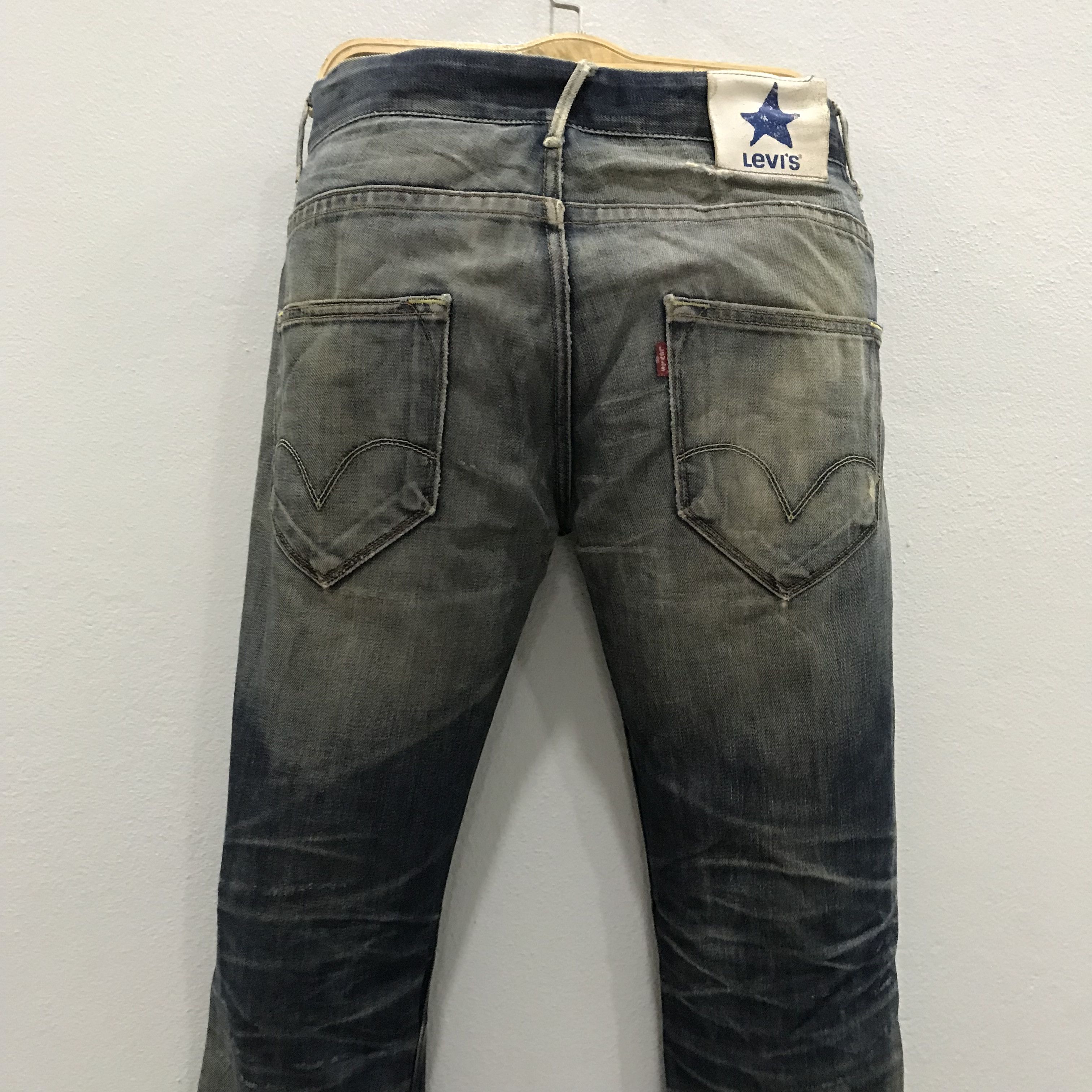 Levi's Vintage Levi’s Distressed Faded Indigo Rugged Stone Washed Size US 33 - 12 Thumbnail