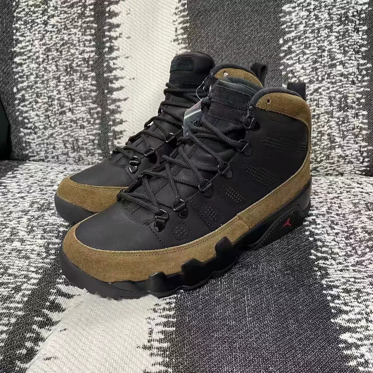Jordan Brand Jordan Brand Retro Green Lowtop Sneakers 9.5 Men Size US 9.5 / EU 42-43 - 1 Thumbnail