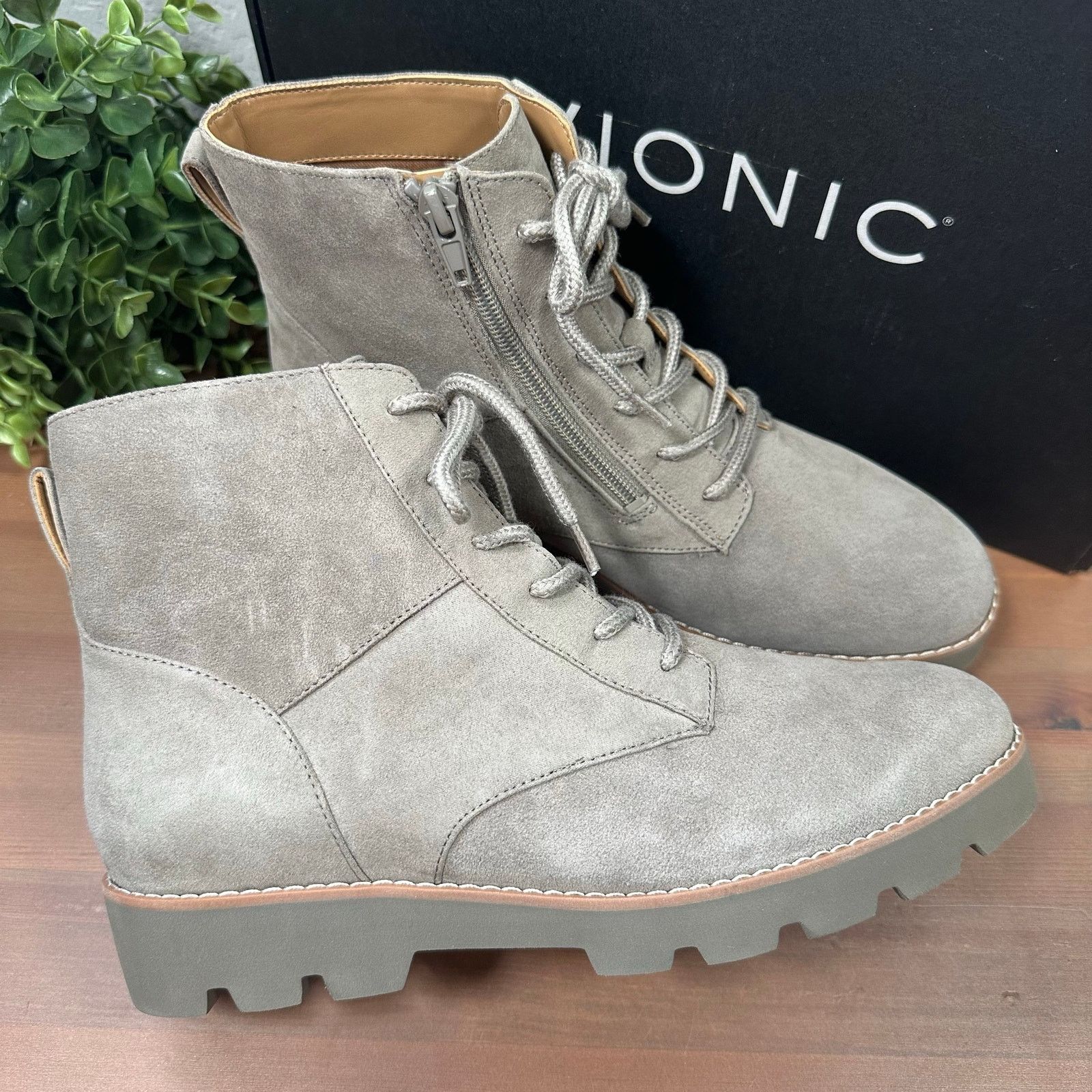 Vionic Vionic Larson Wide Water Repellent Suede Lace-Up Ankle Boots Size US 7.5 / IT 37.5 - 2 Thumbnail